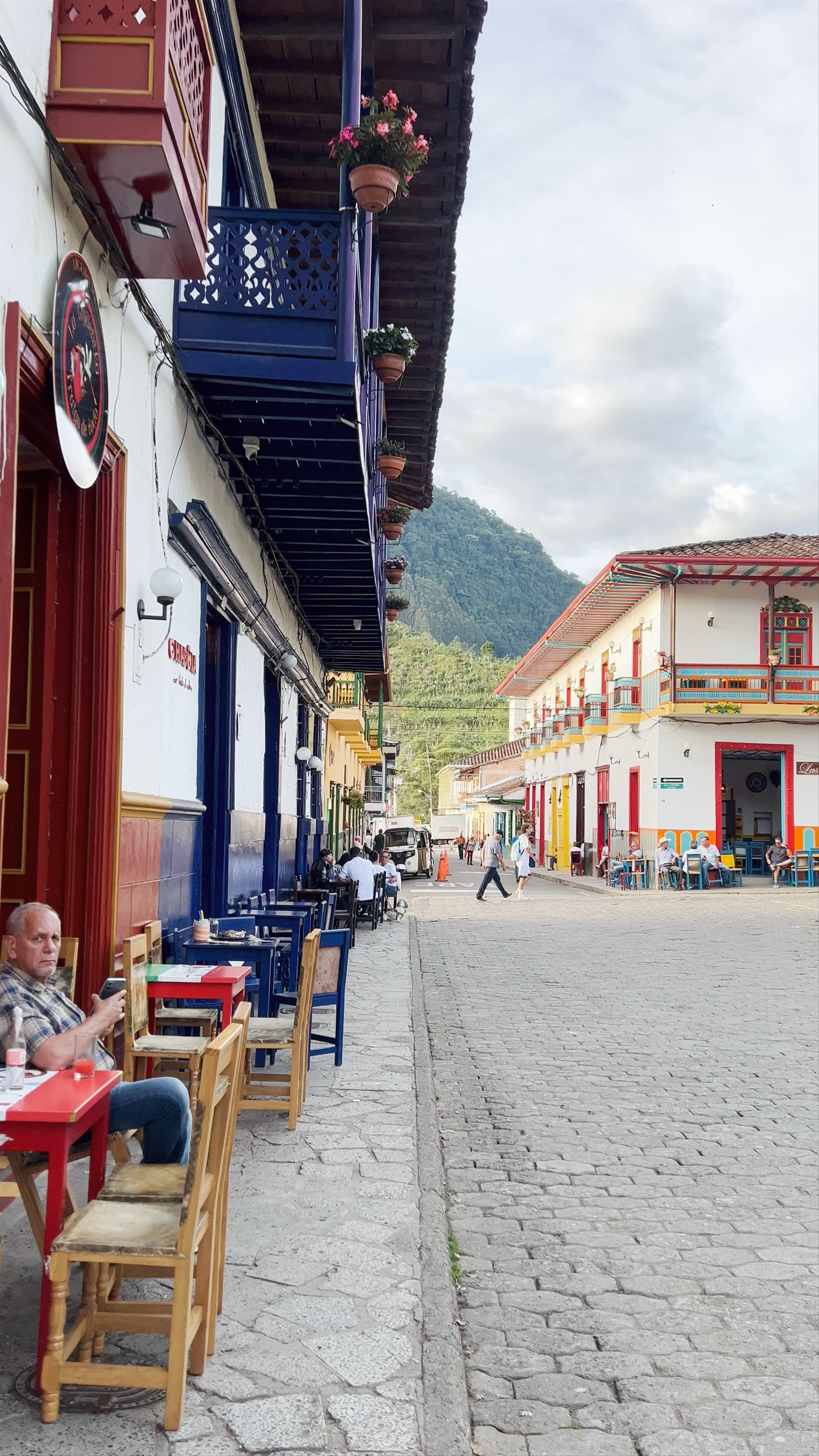 Parque Principal El Libertador: Vibrant Heart of Jardín, Antioquia