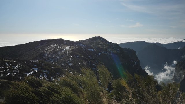 Montañas parcialmente cubiertas por nieve