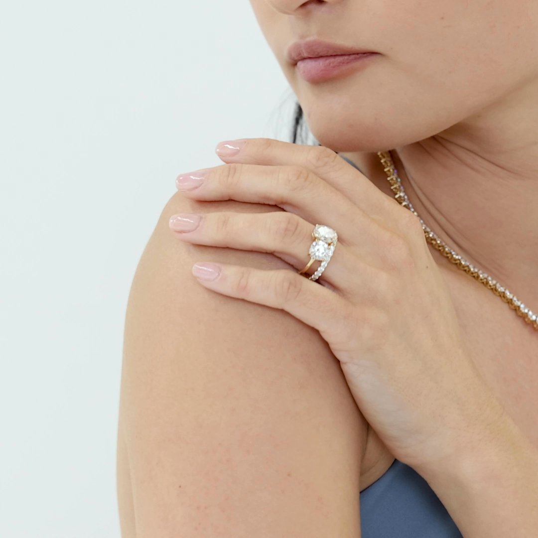 The Toi et Moi | Round Brilliant and Oval | 18k | Yellow Gold | bandAccent: Plain | diamondOrientation: vertical | caratWeight: other
