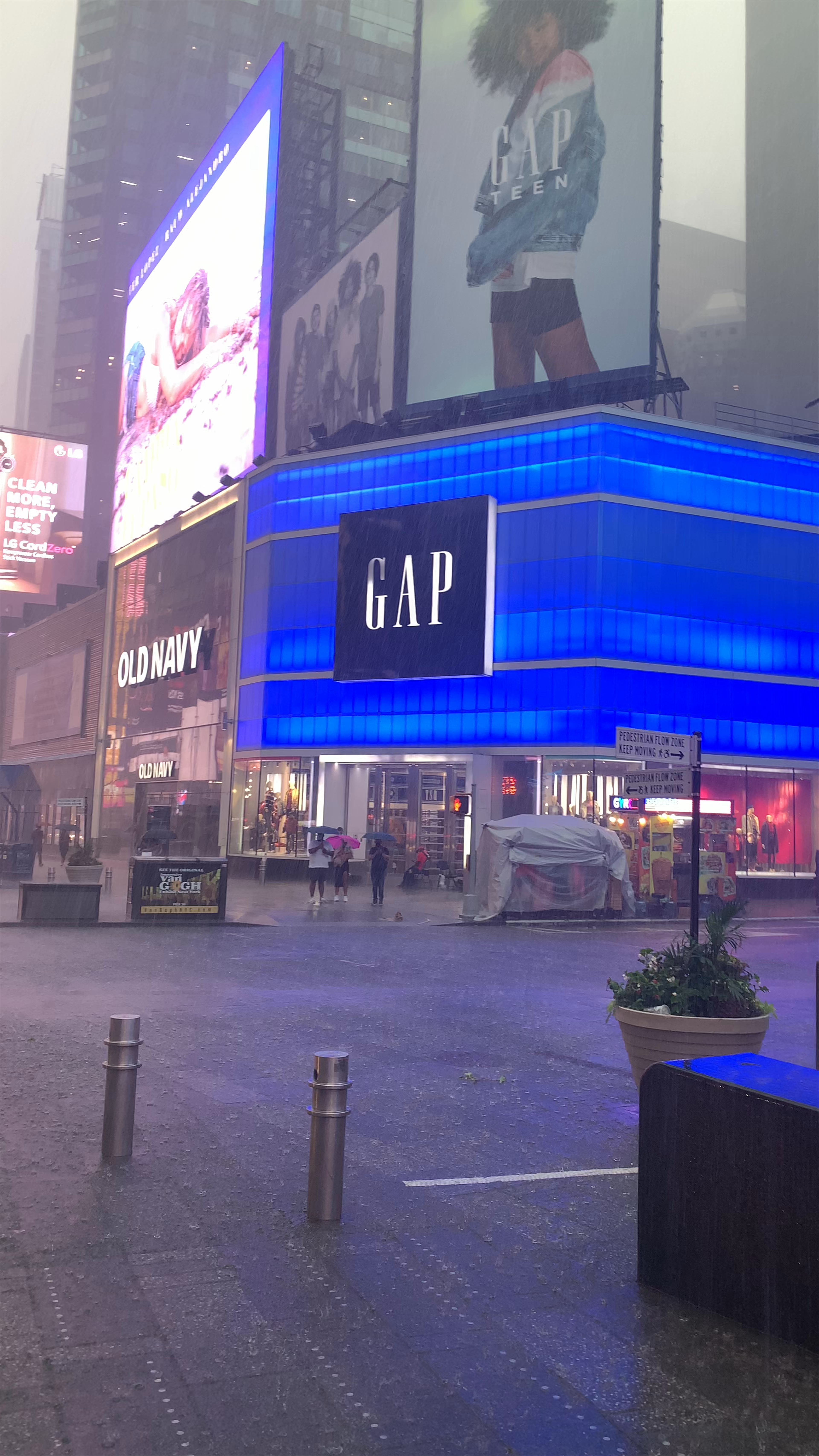 times sqaure in rain 