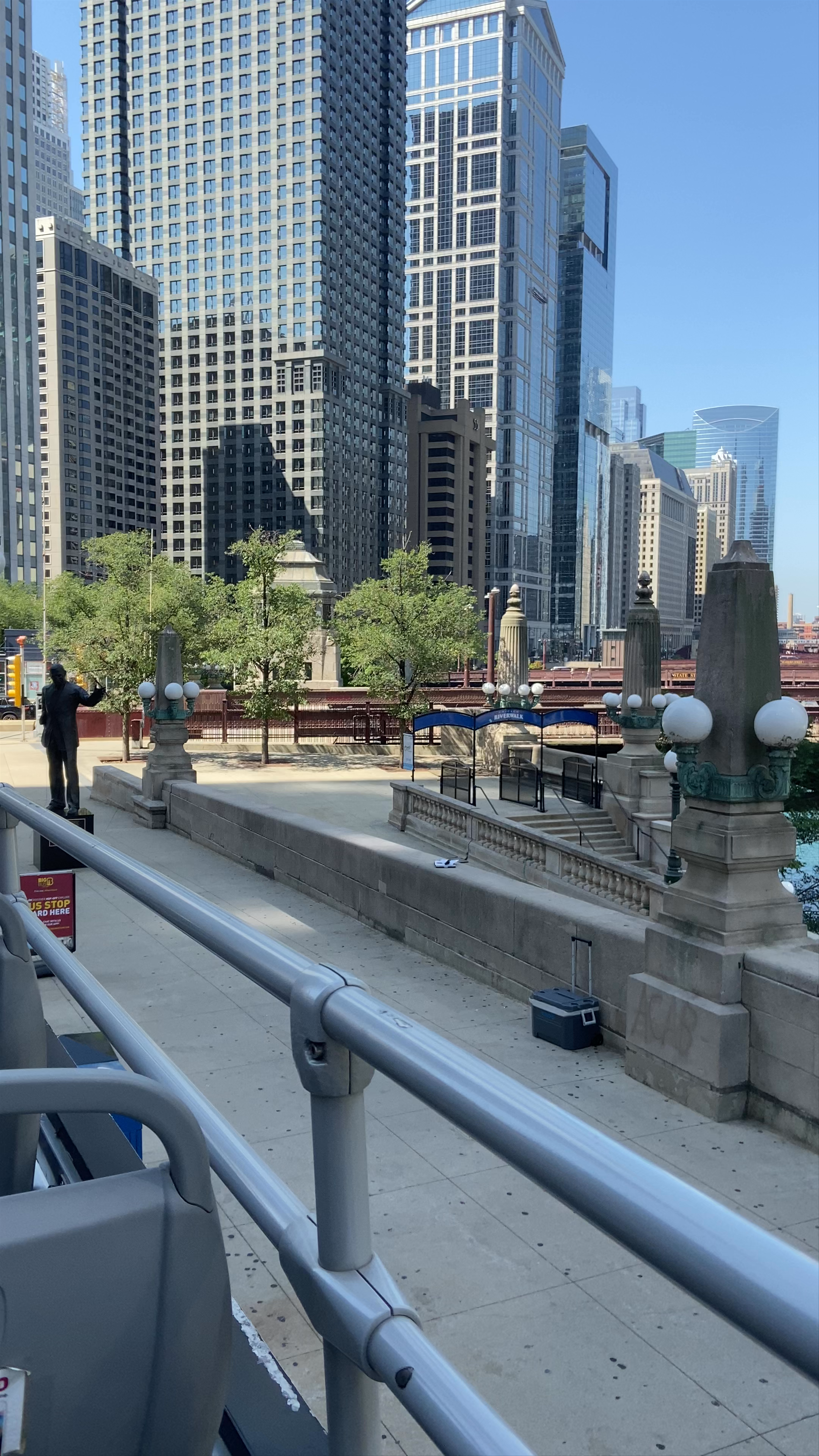 Chicago Riverwalk Sightseeing Bus Tour Experience
