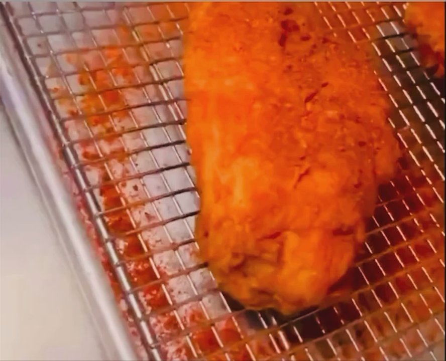 Smackbird Hot Chicken - Making a sandwich! - Chicken Shop Near Me - Dallas, Texas