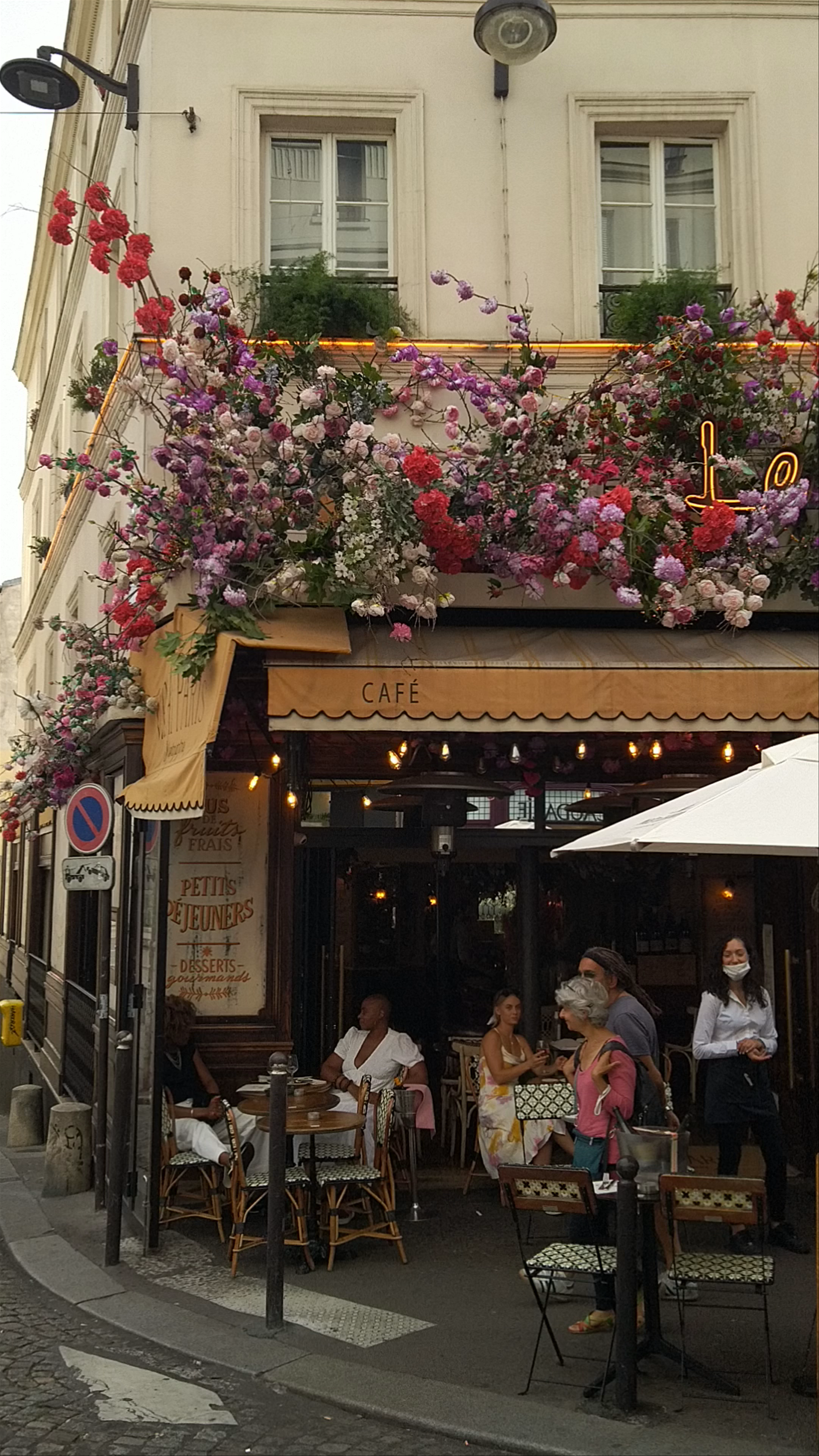 Le Vrai Paris: Romantic Café Vibes on Rue des Abbesses