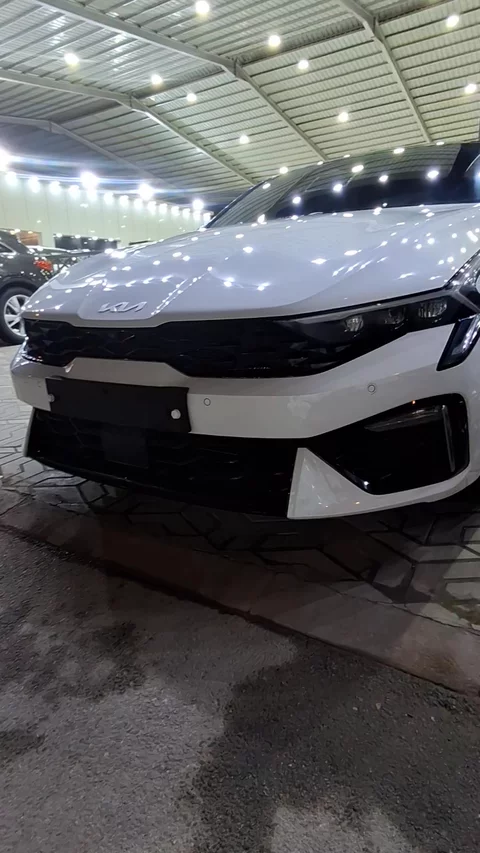 Kia K5 LX panorama 2024