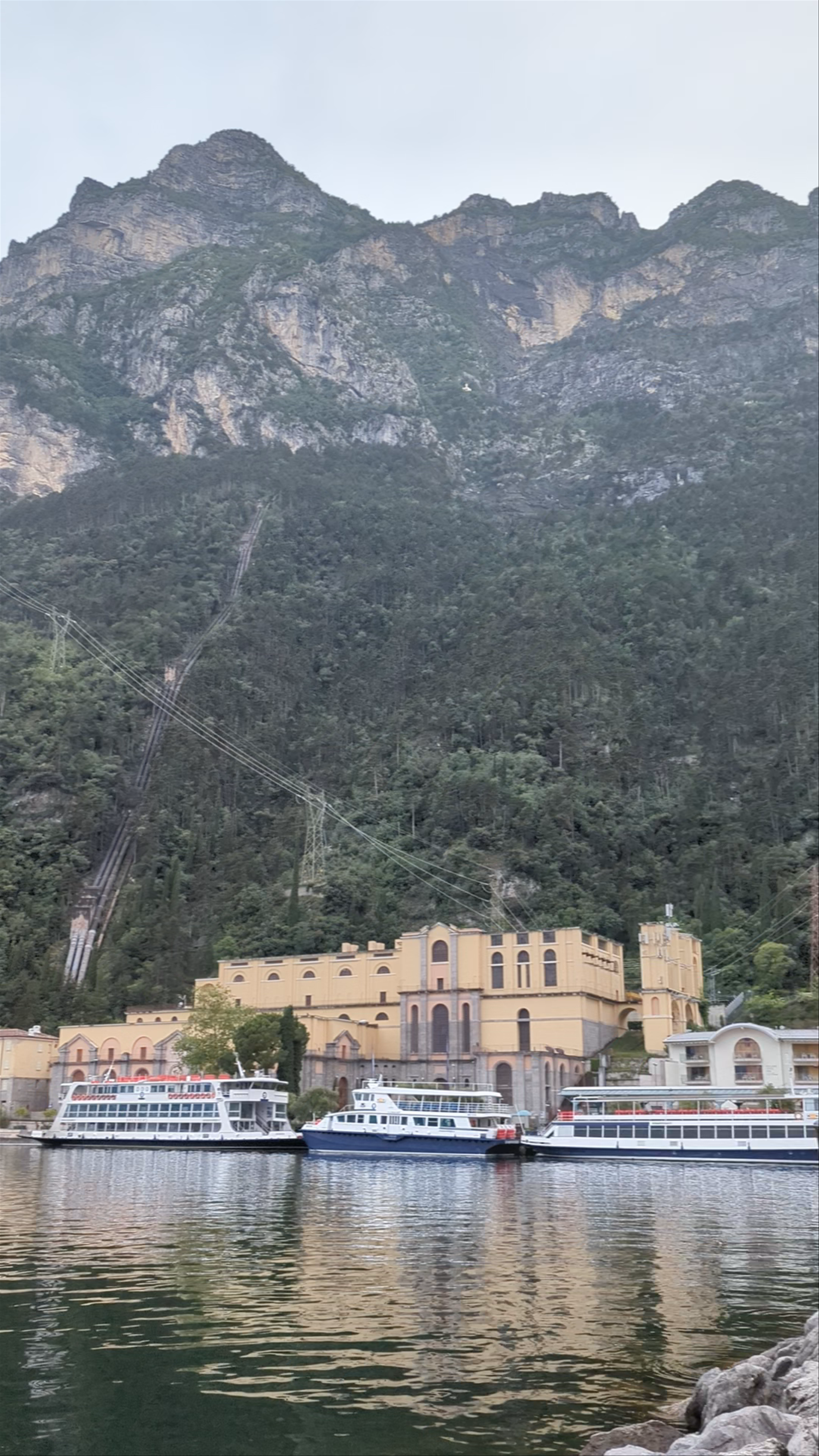 Vista con scogli Lago di Garda