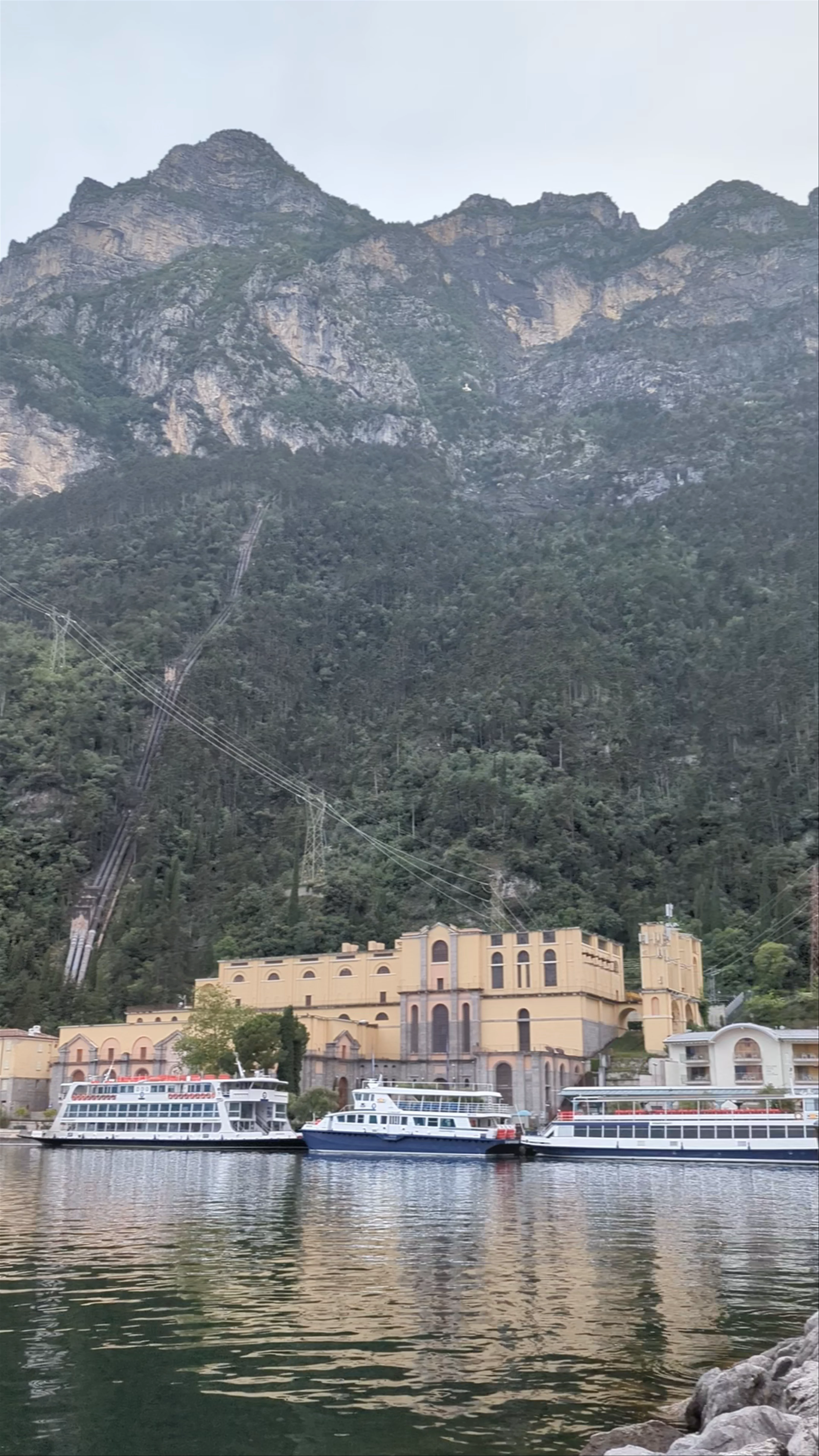 Vista con scogli Lago di Garda, Riva del Garda, Autonomous Province of Trento, Italy