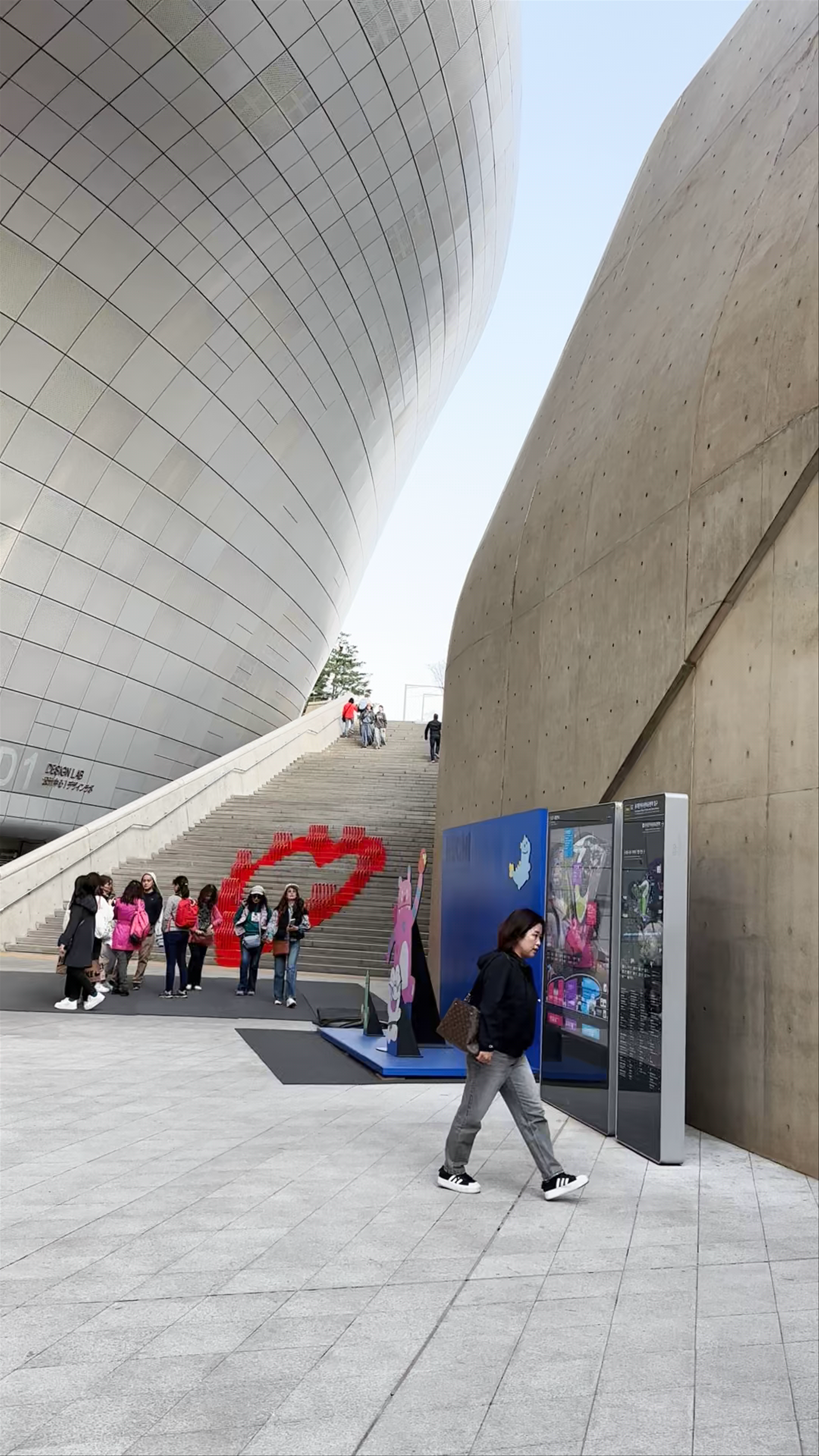 Dongdaemun Design Plaza (DDP): Seoul's Futuristic Urban Icon