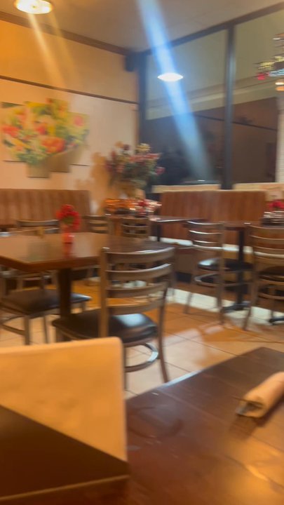 Roma's Italian Bistro - Very nice and cozy dining room.  It was empty when we arrived but several people came in to either pick up orders or dine in. - Italian Near Me - DeSoto, Texas