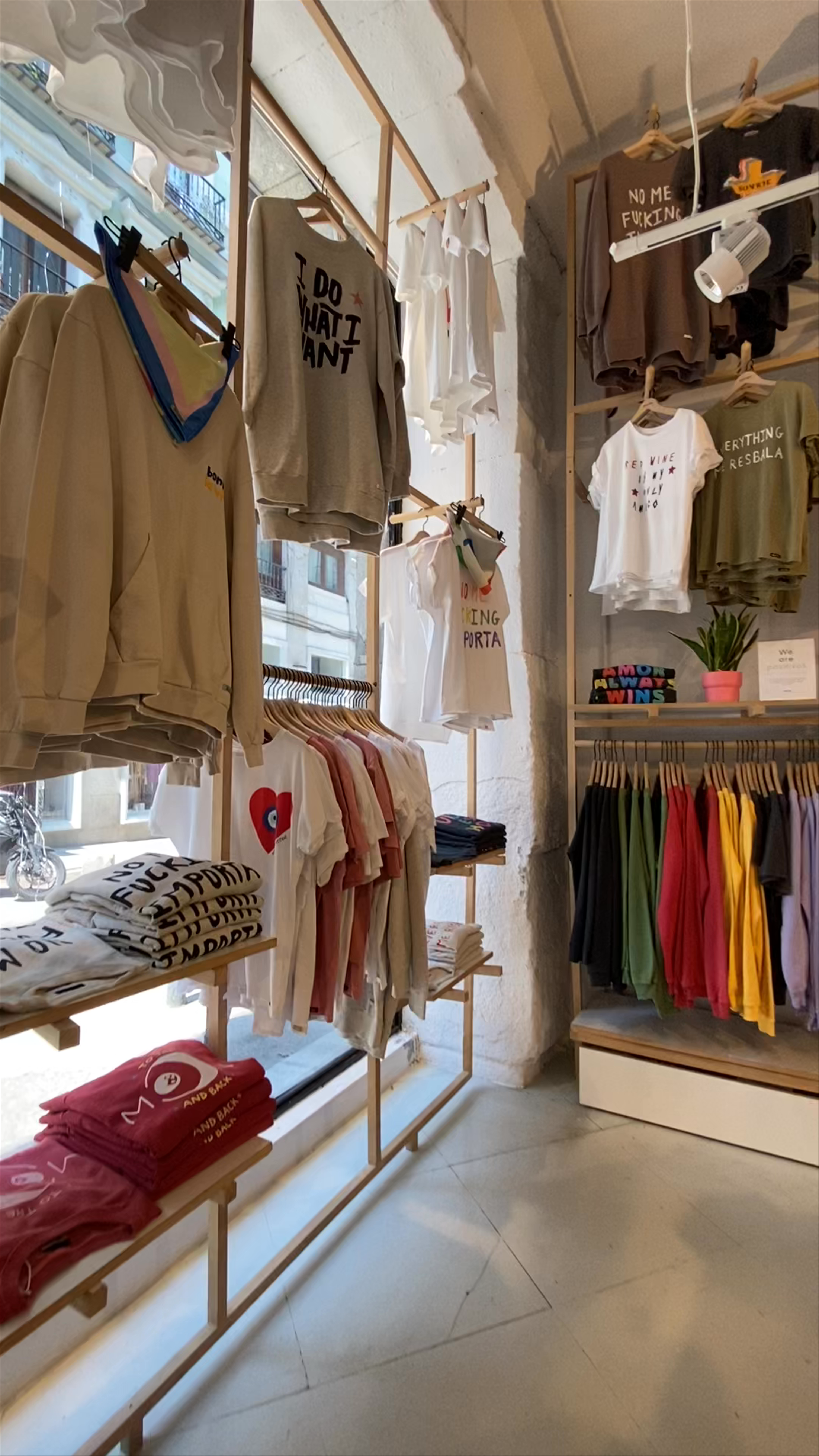 BRUTAL SPECIALTY COFFEE: Urban Vibes & Playful Fashion in Madrid