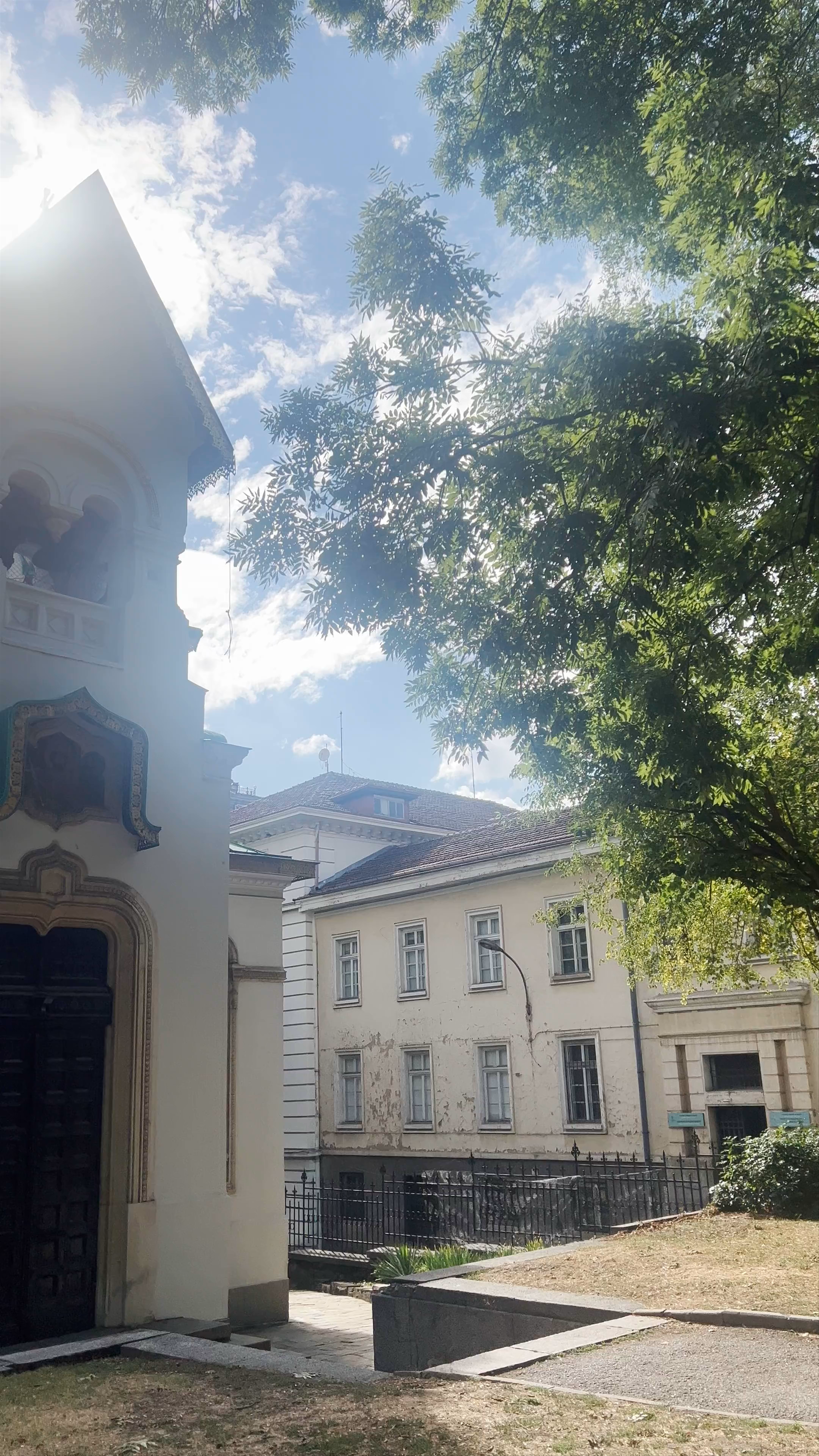 Iglesia rusa de San Nicolás de Mira: A Serene Escape in Sofia