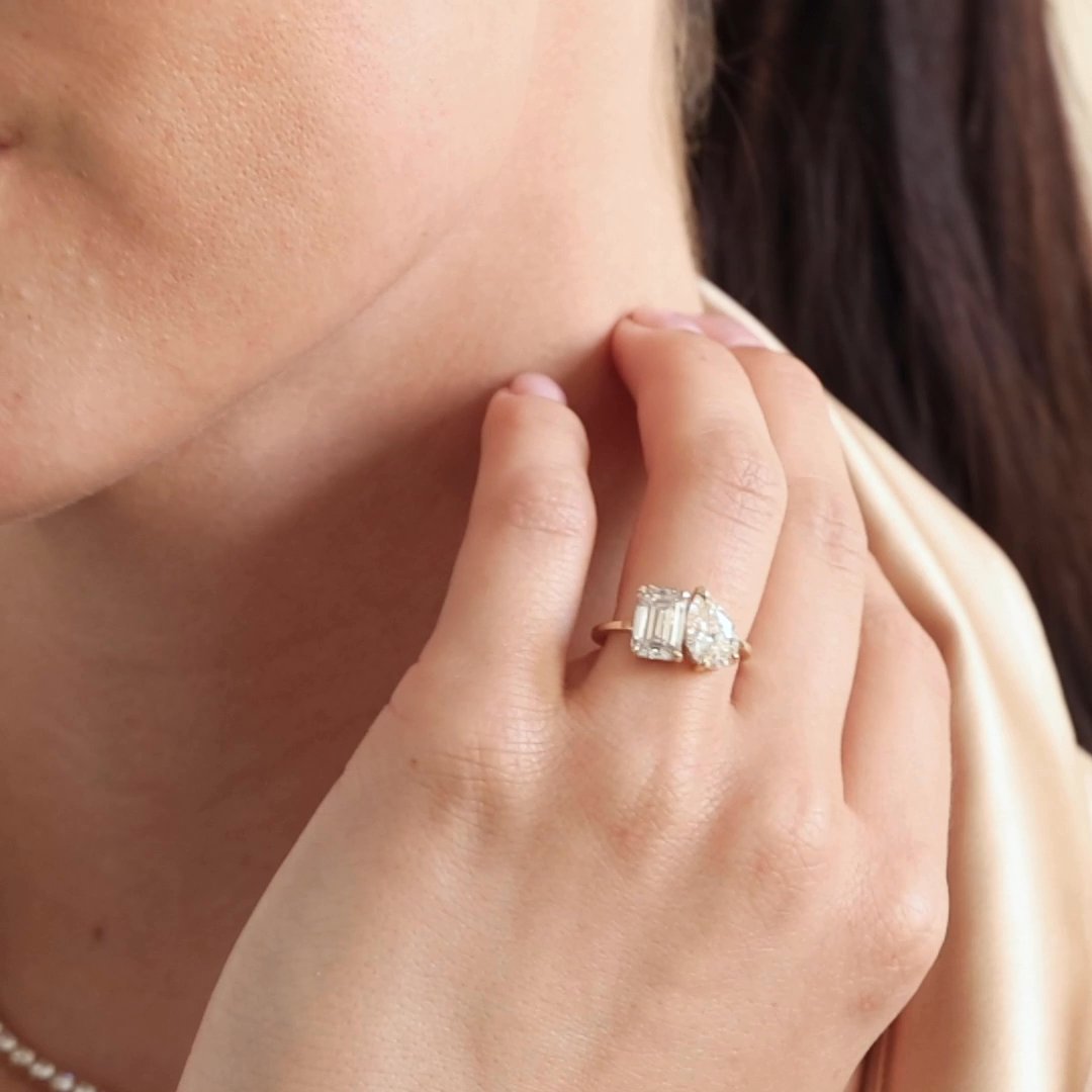 The Toi et Moi | Emerald and Pear | Platinum | bandAccent: Plain | diamondOrientation: vertical | caratWeight: other