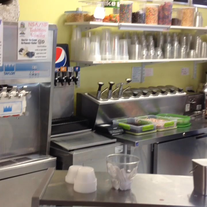 Frozen Caboose - Nice space. It's clean too. Lots of options. - Ice Cream & Frozen Yogurt Near Me - Highland, New York