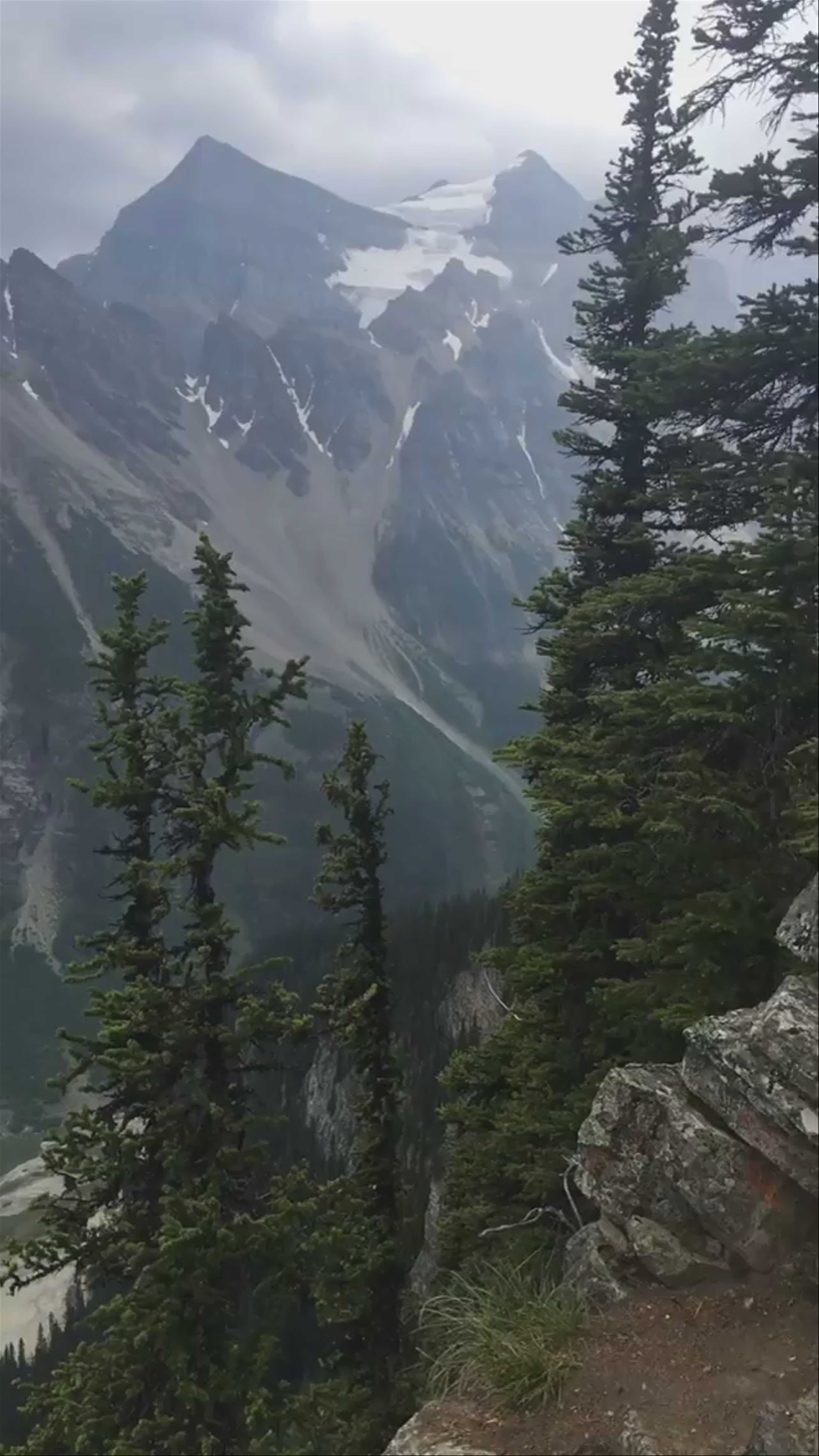 Breathtaking Views of Lake Louise and the Canadian Rockies