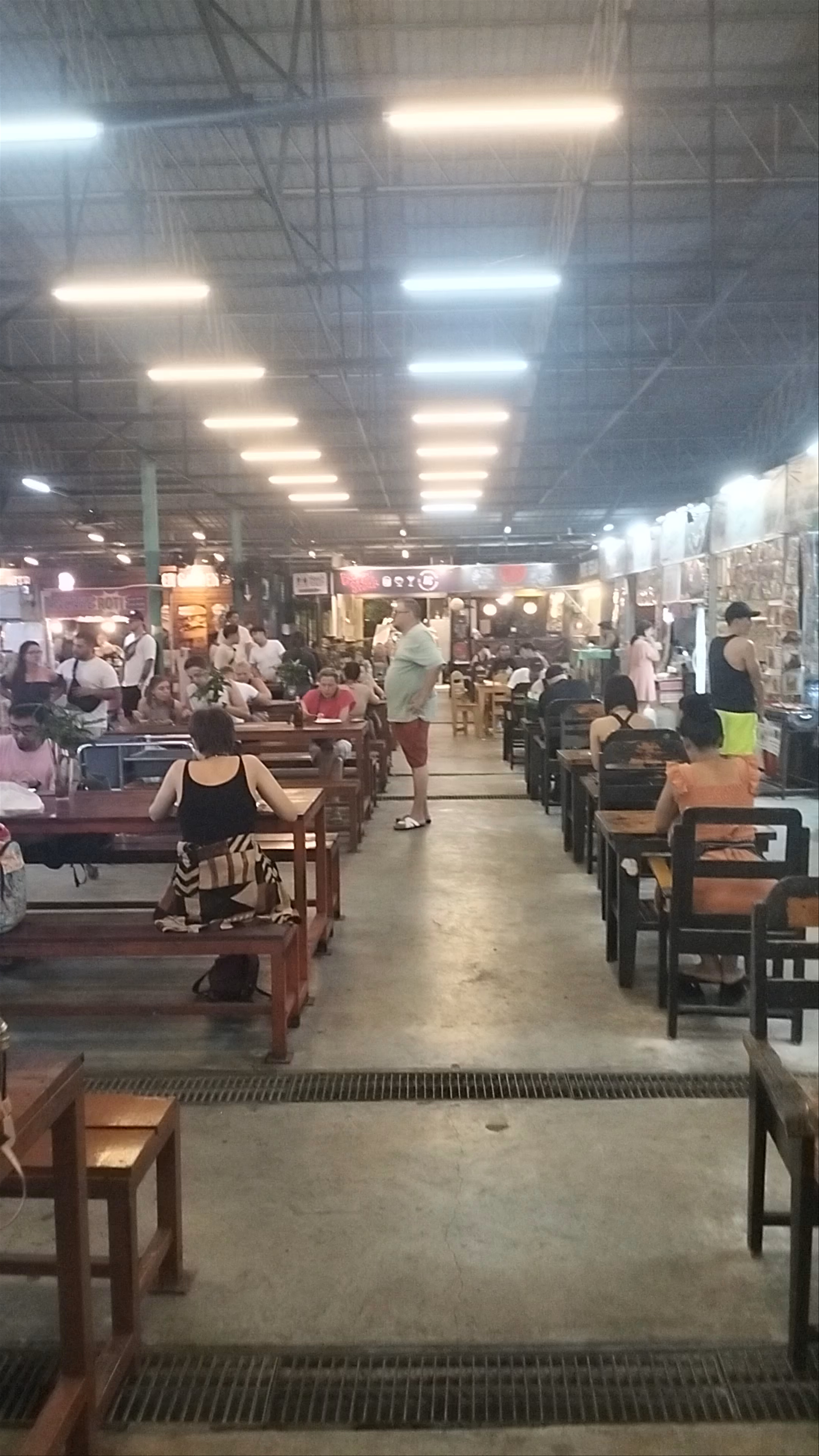 Phangan Food Court: Vibrant Flavors & Social Beats on Ko Pha-ngan