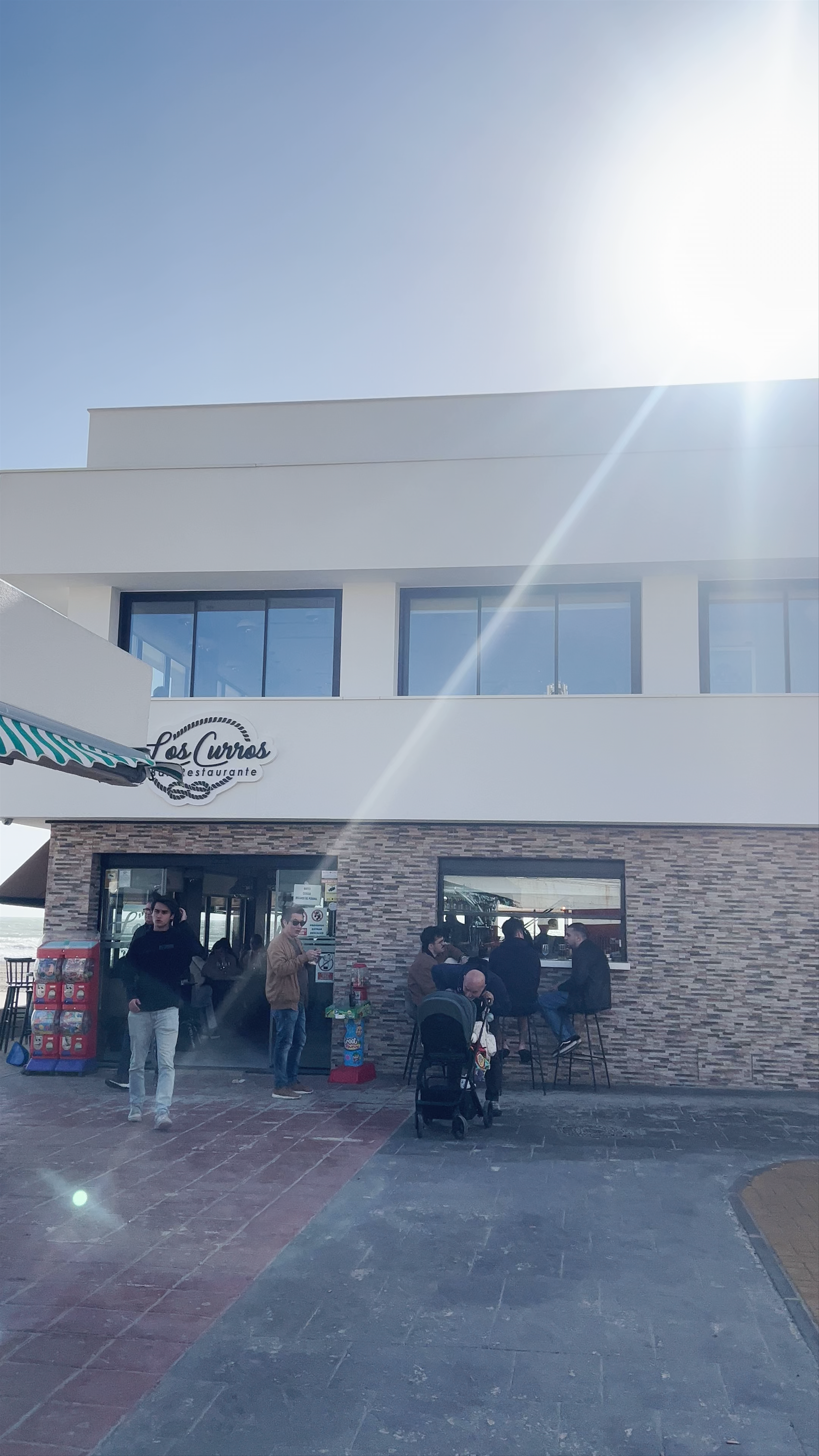 Los Curros Bar-Restaurante: Sunlit Beachside Vibes in Santa Pola
