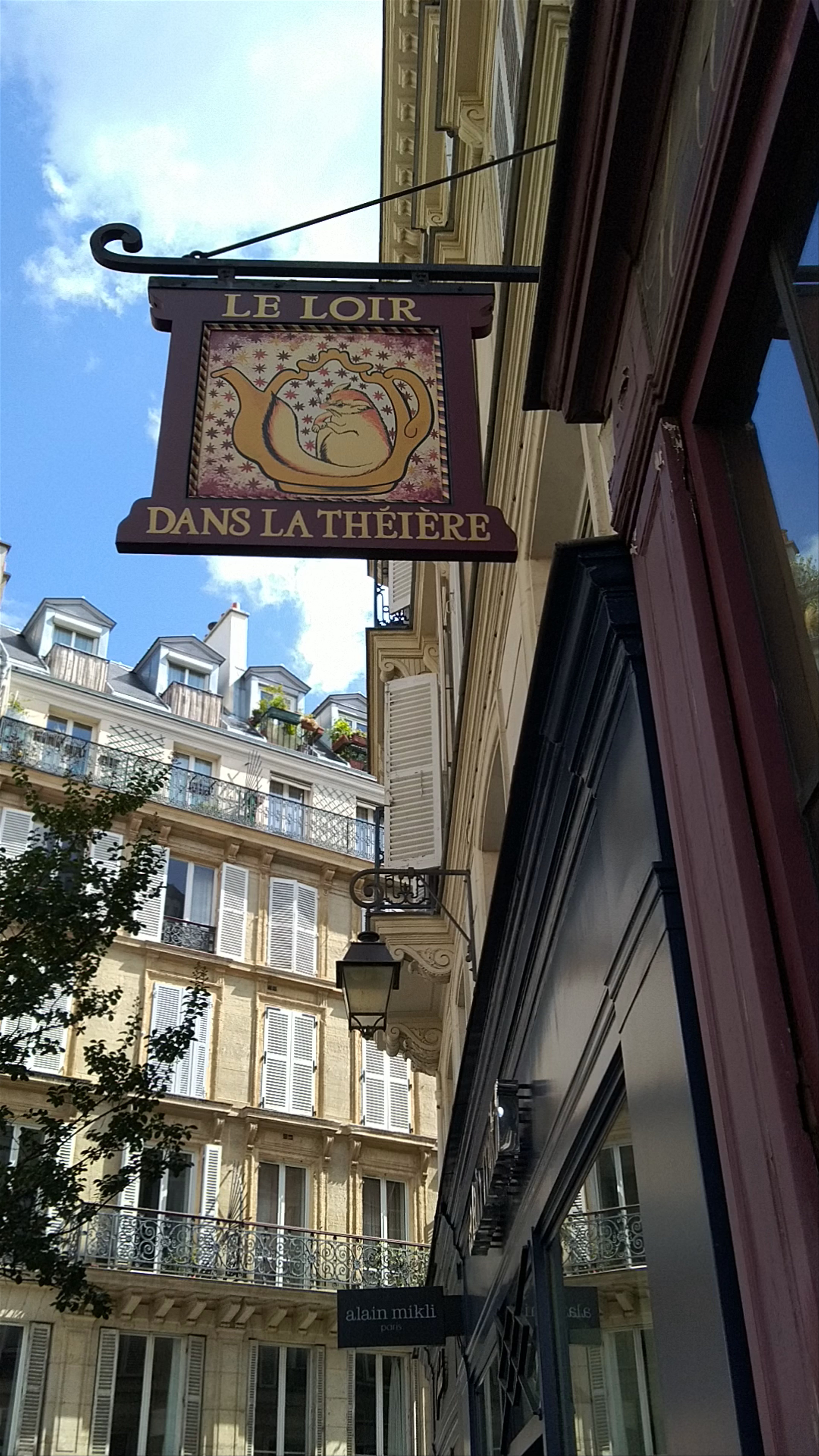 Le Loir dans La Théière: Cozy Parisian Cafe on Rue des Rosiers