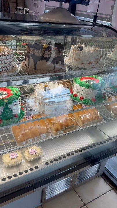 Breadman Miami - Pastries, cakes, desserts on display. - Bakeries Near Me - Miami, Florida