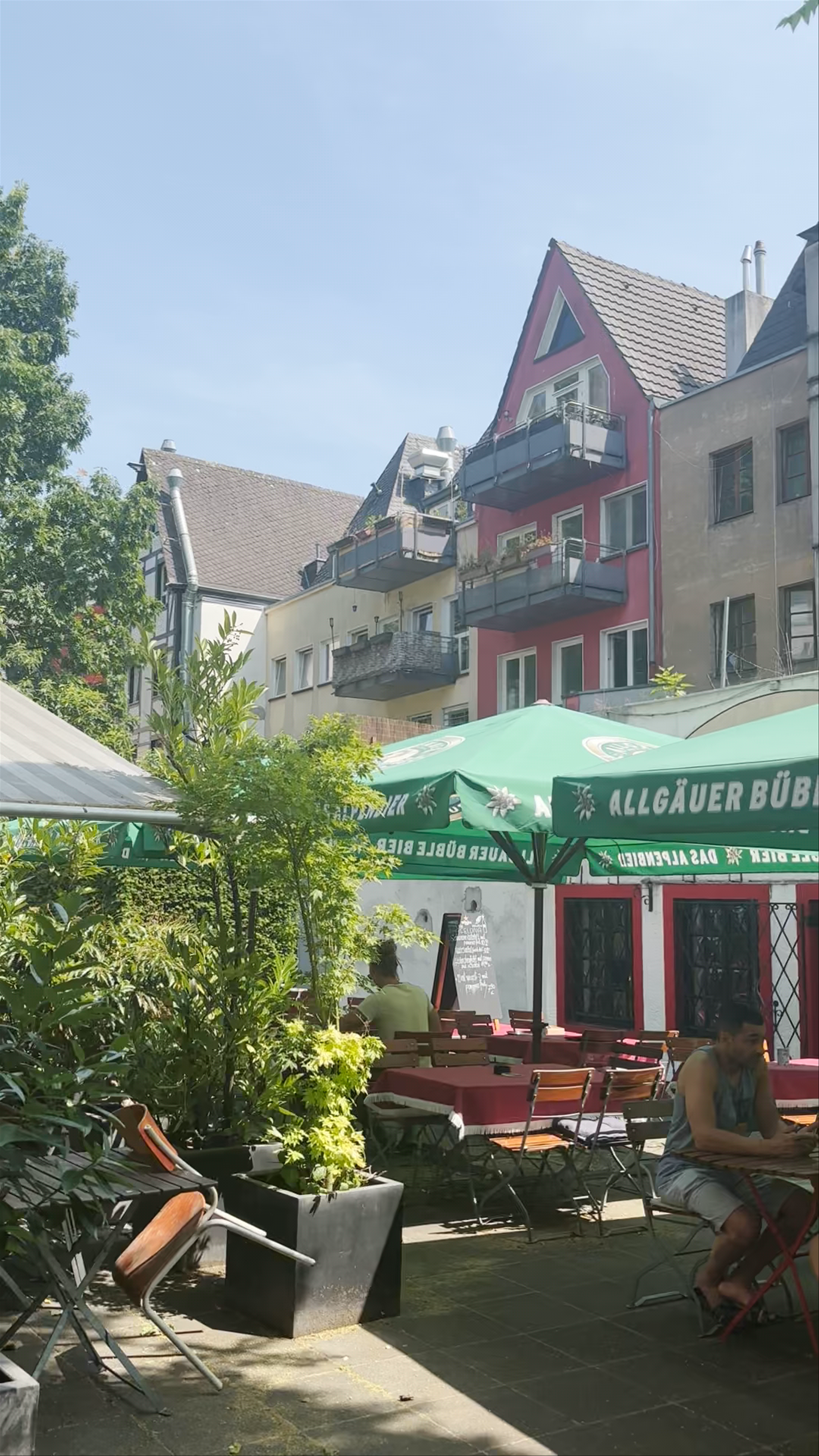 Chill Outdoor Café Vibes at Willi-Ostermann-Brunnen, Cologne