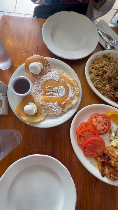 Moke’s Bread And Breakfast - First time here and in Hawaii Best breakfast spot to visit  Our Server Dallas was beyond amazing 10000/10 ! - Breakfast & Brunch Near Me - Honolulu, Hawaii
