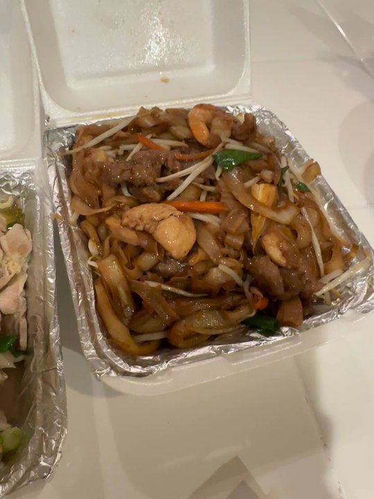 W Cafe - Chow fun, chicken with green onions, pork with green chili, pork ribs, and beef curry - Chinese Near Me - Eastvale, California