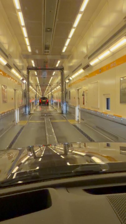 Eurotunnel le Shuttle - Einfahrt in den Shuttle-Zug. - Airport Shuttles Near Me - Coquelles, 62