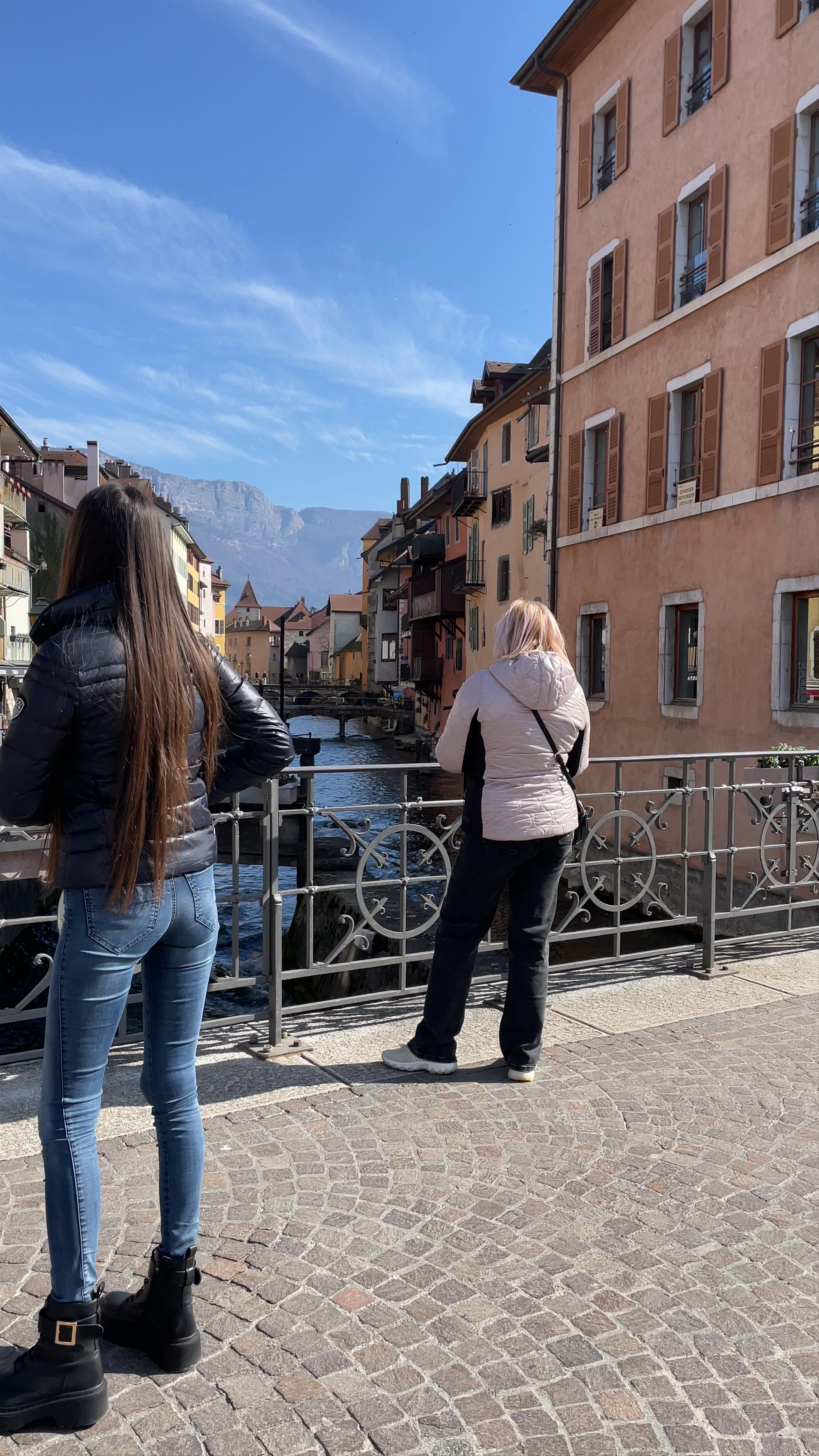 Le Thiou Canal: A Picturesque Day in Annecy, France