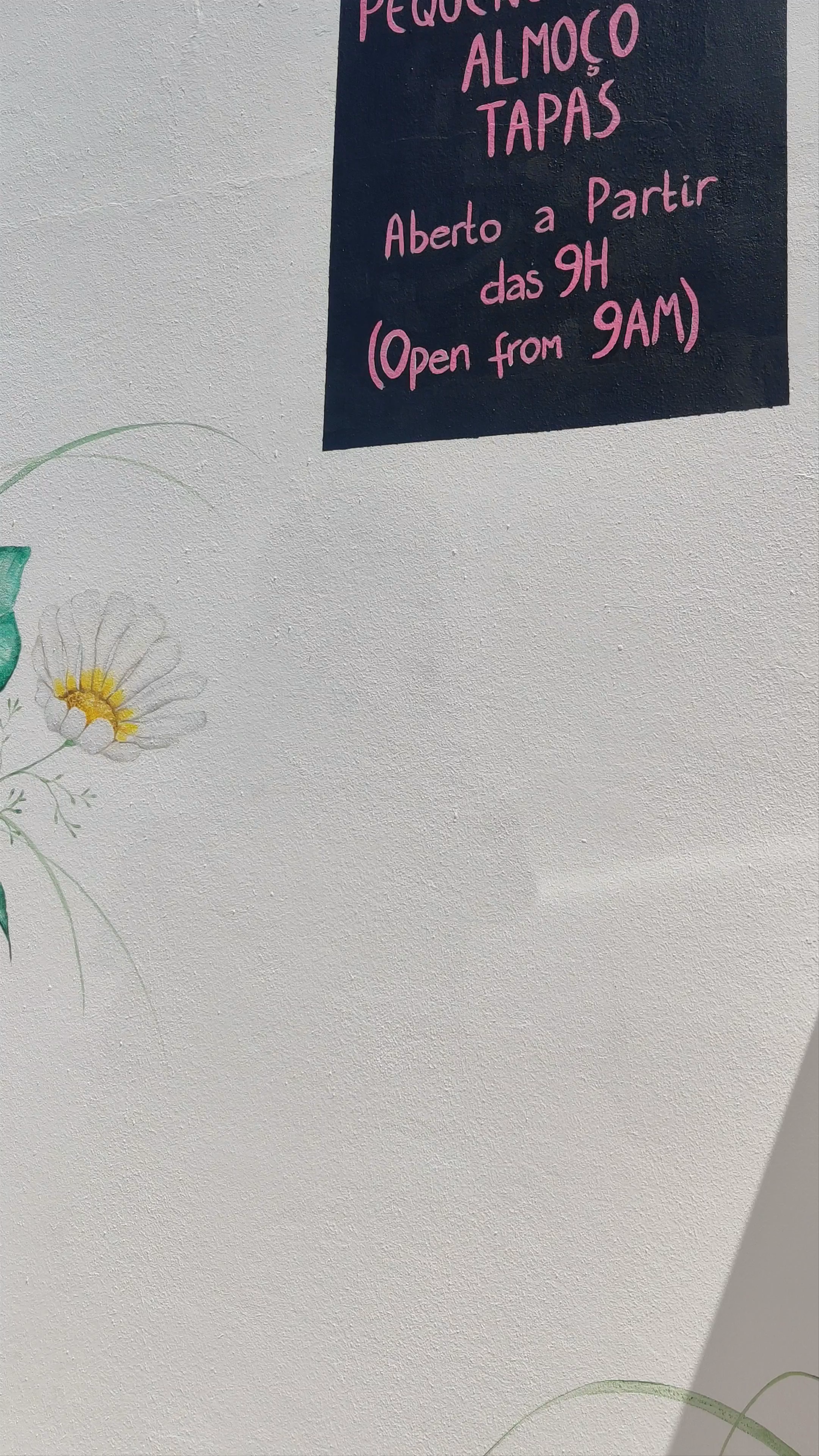 Sunrays Kitchen: Serene Alfresco Dining in Lagos, Portugal