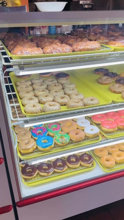 Donut Palace - Donut case - Donuts Near Me - Gallatin, Tennessee