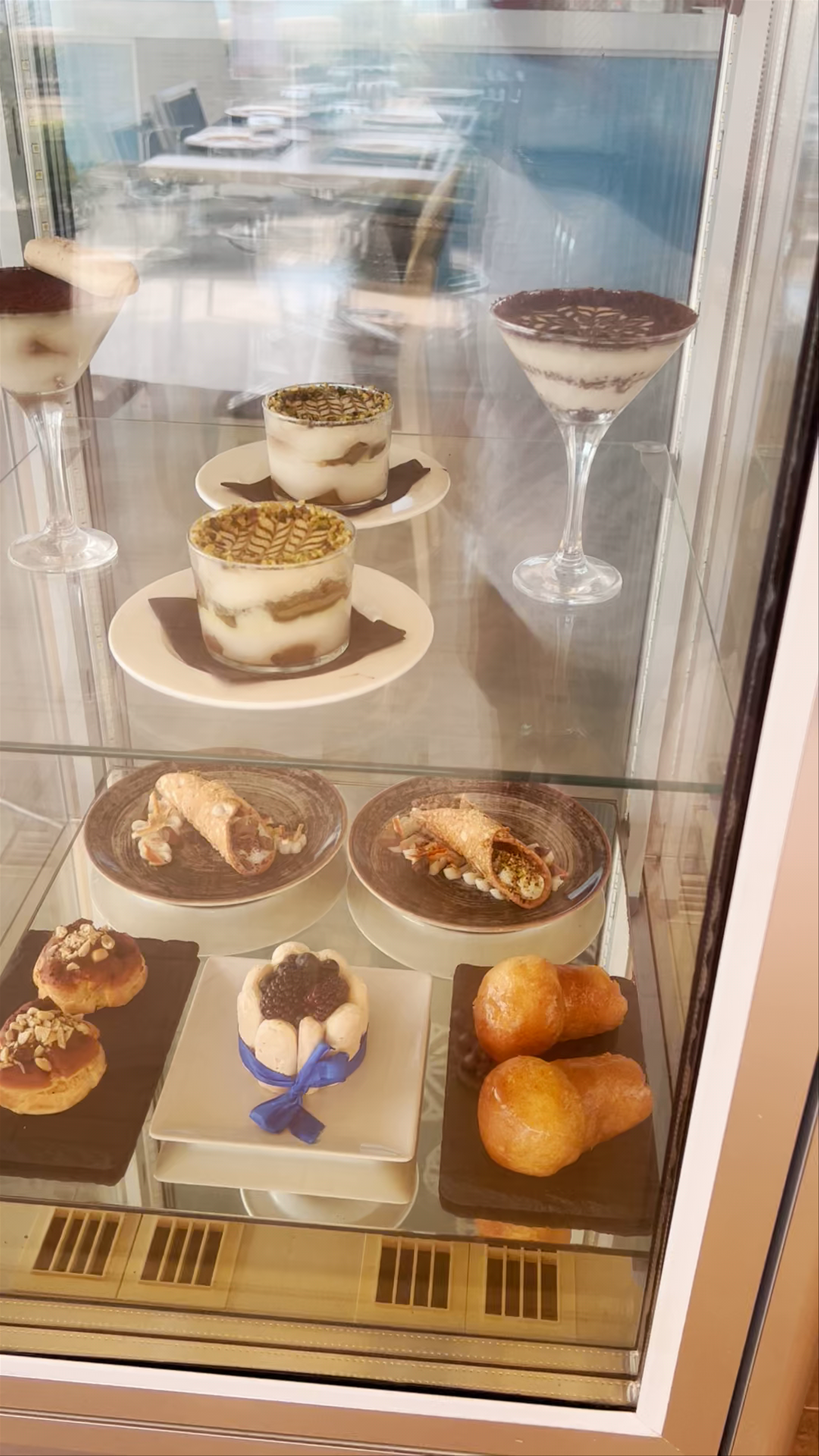 La Vela de Calpe: Elegant Mediterranean Dessert Showcase