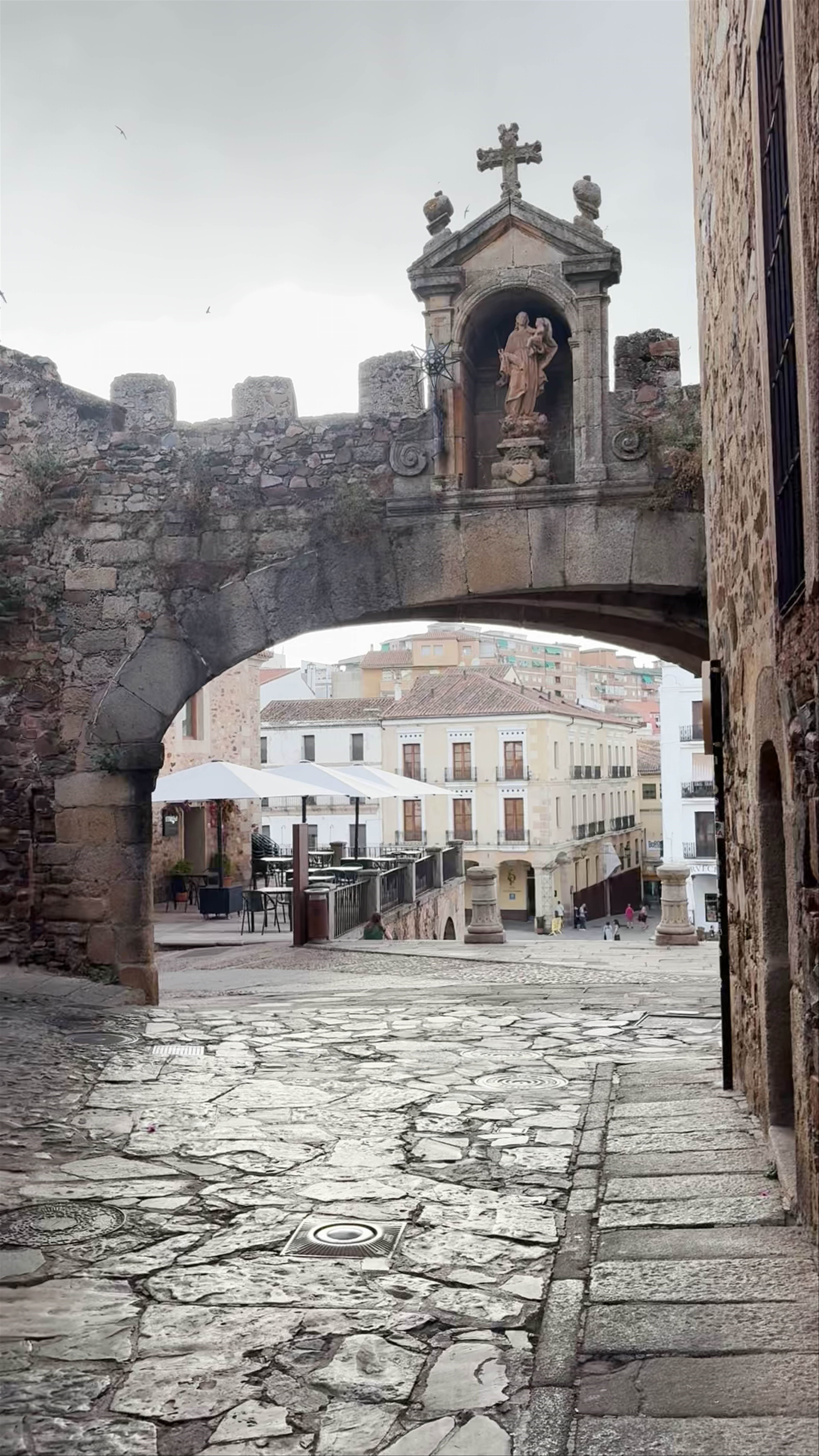 Arco de la Estrella: Historic Gateway in Cáceres, Spain