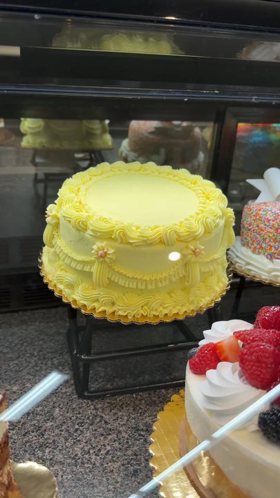 Vons - Yellow vintage cake - Grocery Near Me - Temecula, California