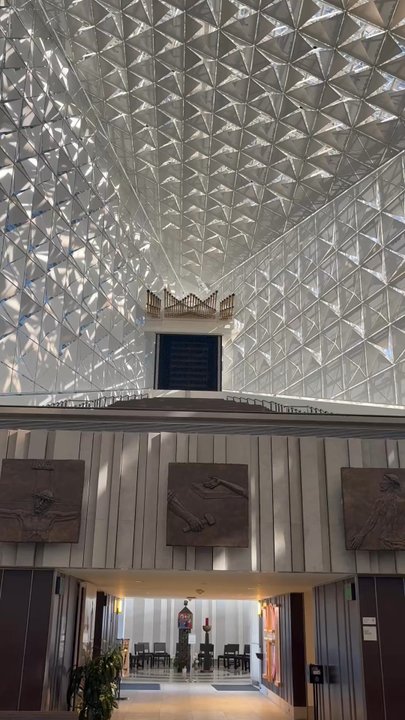 Christ Cathedral - Interior de la iglesia - Churches Near Me - Garden Grove, California