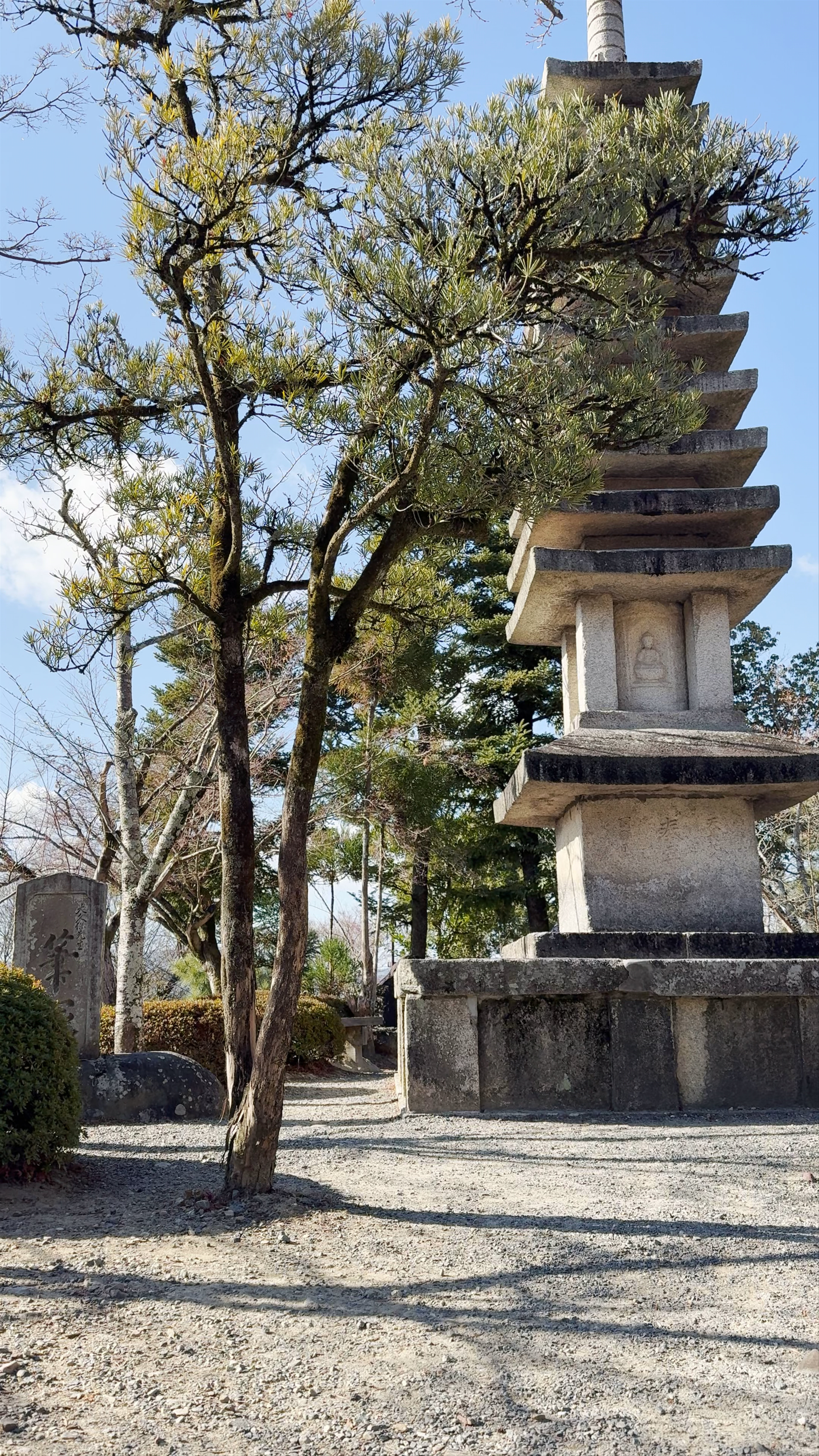 Kiyomizu-dera Juichiju Sekito: Serene Stone Pagoda in Kyoto's Winter Sun