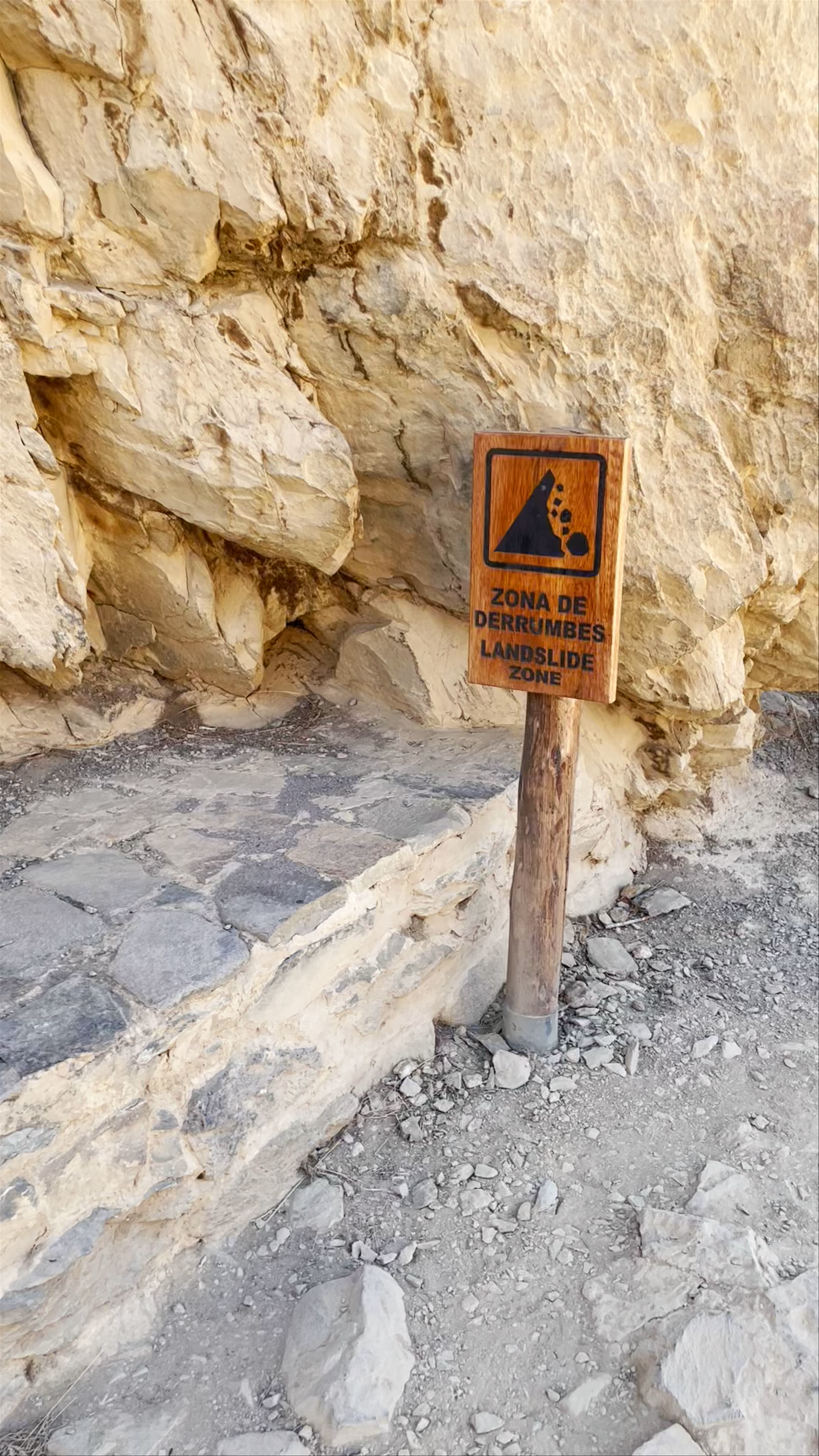 Cantera de Piedra Ollantaytambo: Rugged Mountain Pathway Adventure