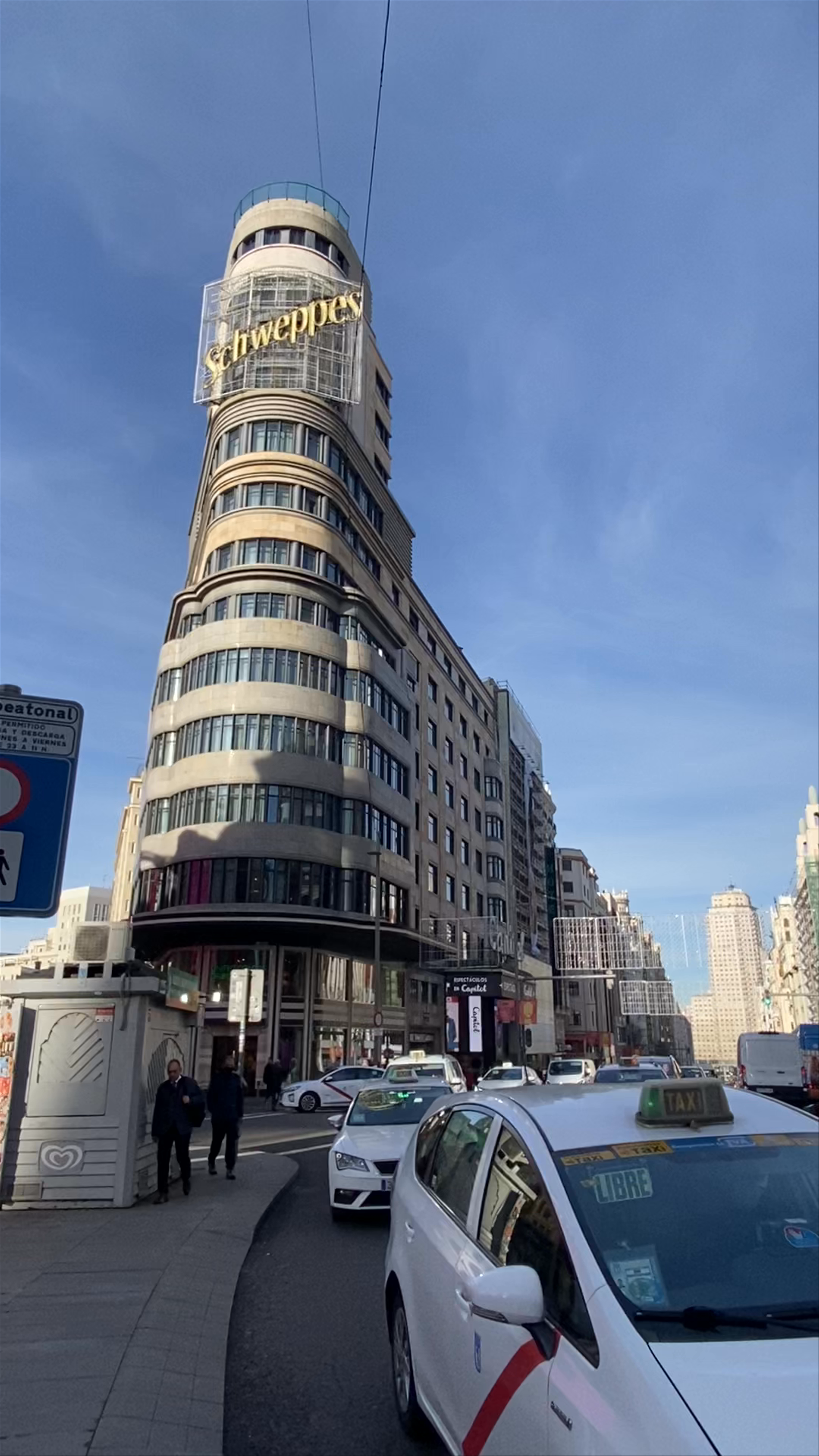 Gran Vía Bustle: Dynamic City Life in Madrid