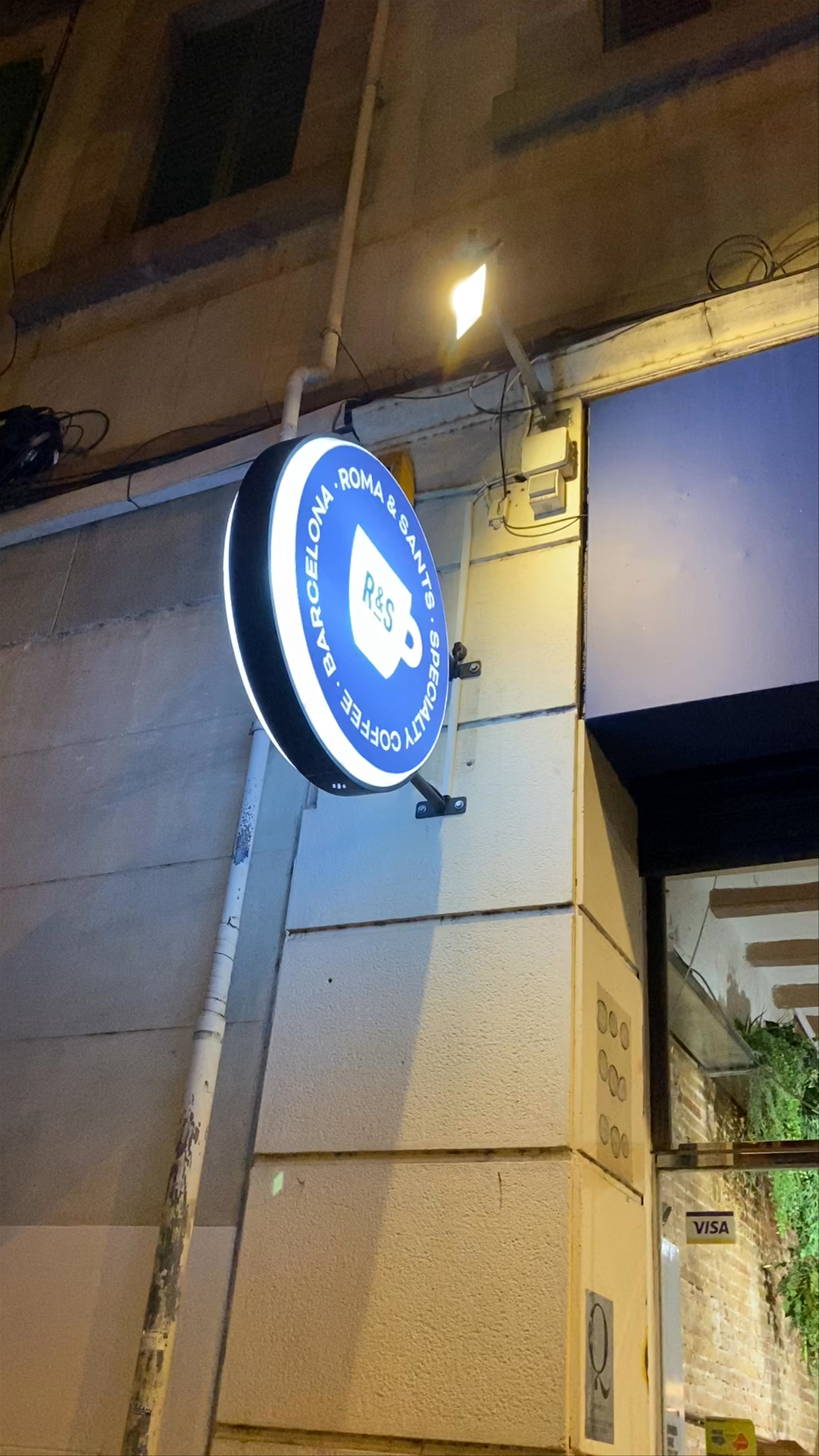 Roma & Sants: Specialty Coffee and Vegan Delights in Barcelona
