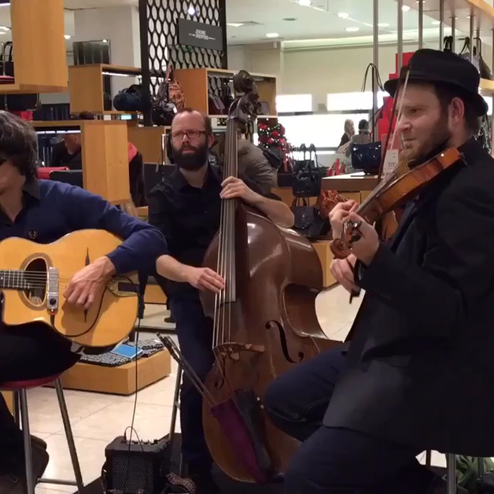 Printemps - Le Quartet Belvédère rythme la soirée Christmas Shopping avec son jazz manouche. - Department Stores Near Me - Lille, 59