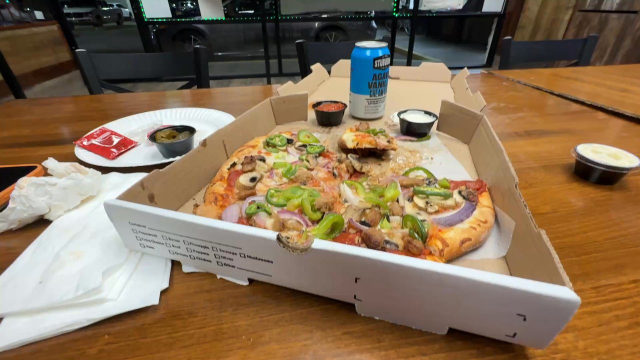 Alfred's Pizza - Eating solo with ouT uncle ORVIN - Pizza Near Me - Los Angeles, California