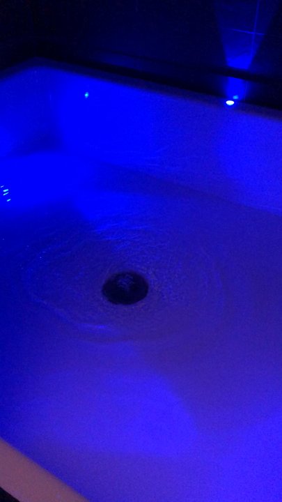 Float - The float bath is full of salt water in 10 minutes / Die Floatwanne ist in 10 Minuten voll mit Salzwasser - Massage Near Me - Hamburg, HH