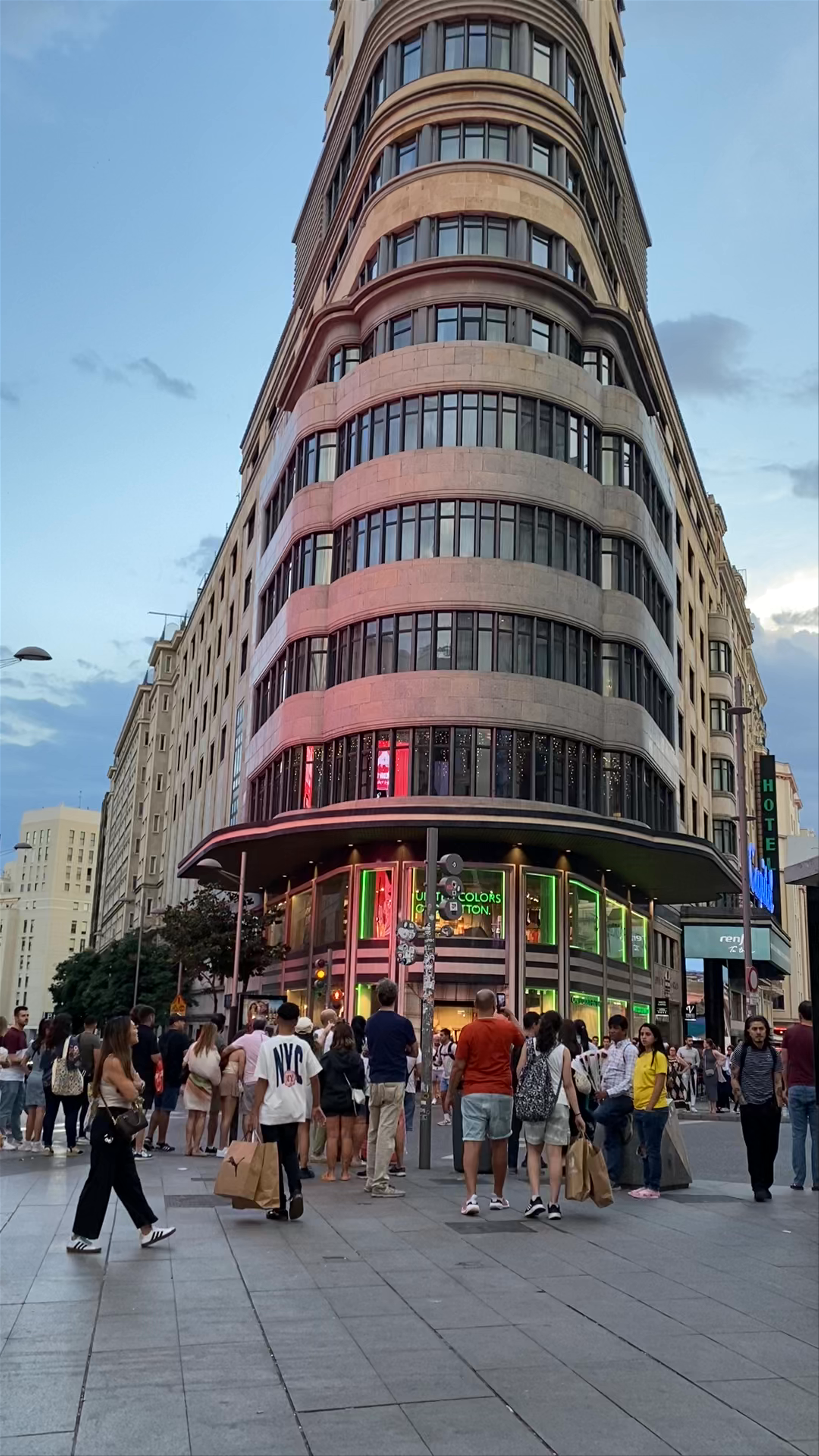 Edificio Carrión: Iconic Nightfall at Madrid's Architectural Gem