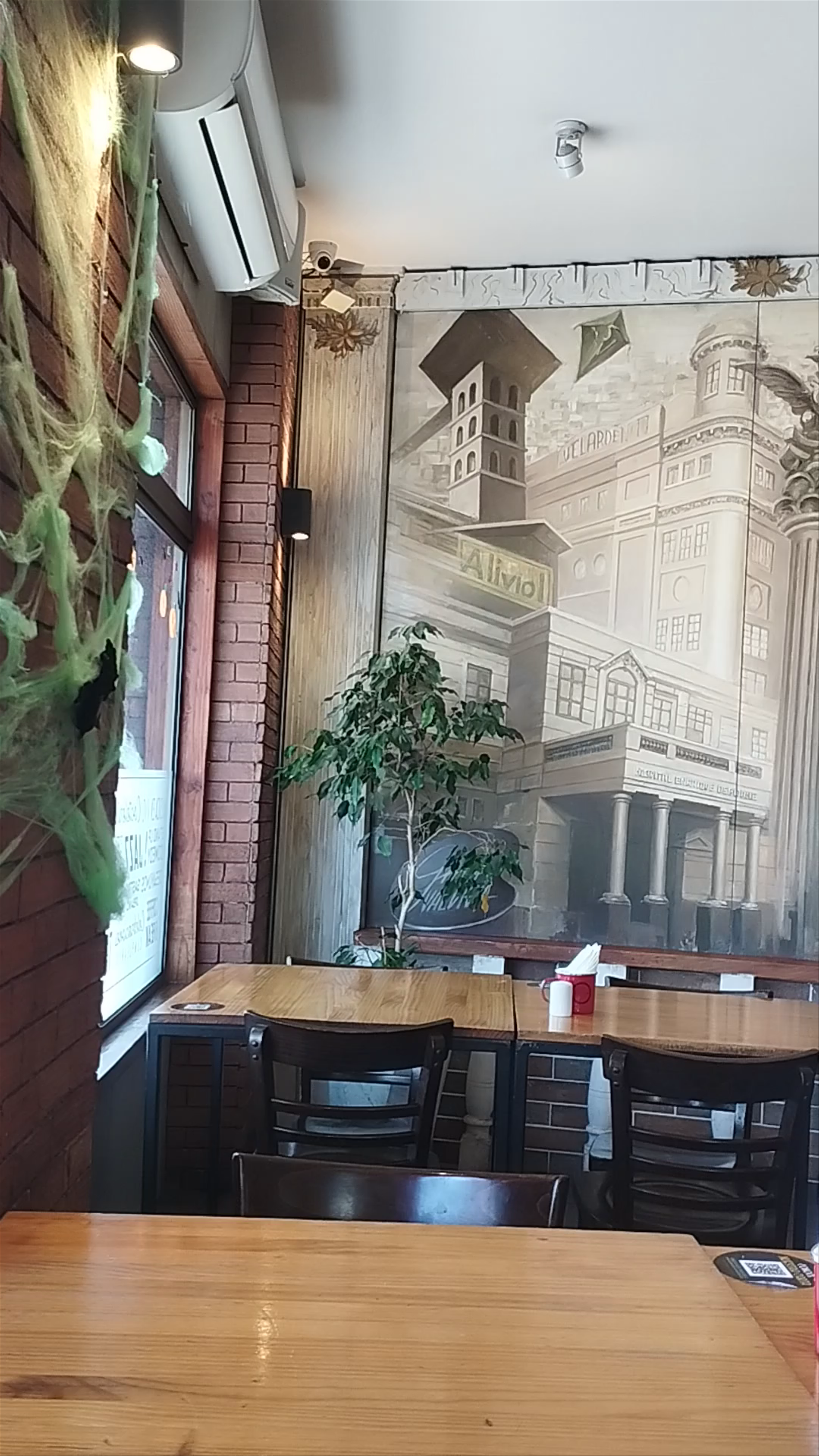 Del Barrio Café - An Inviting Urban Eatery in Valparaíso
