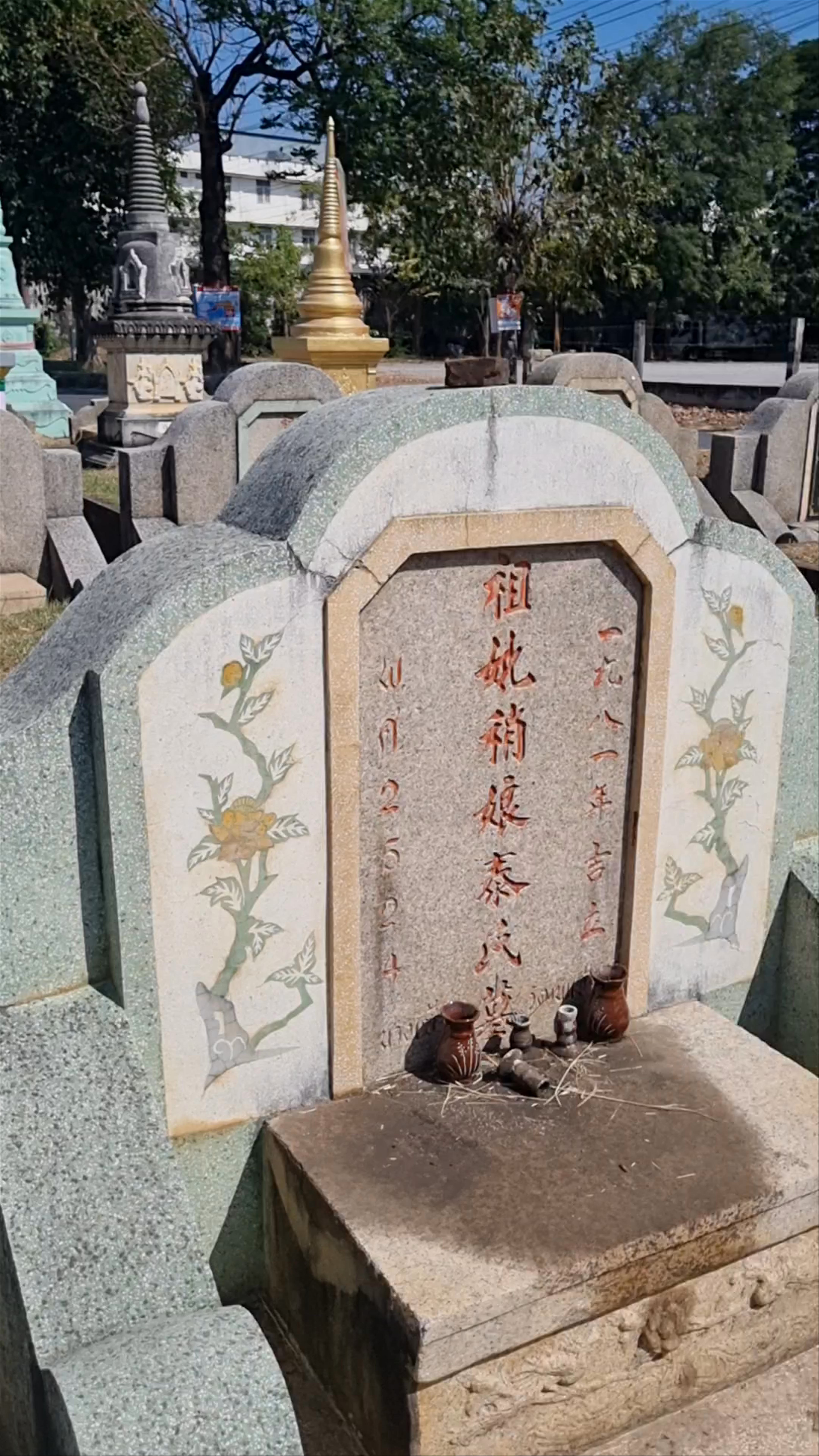 Wat Thaworn Wararam Cemetery