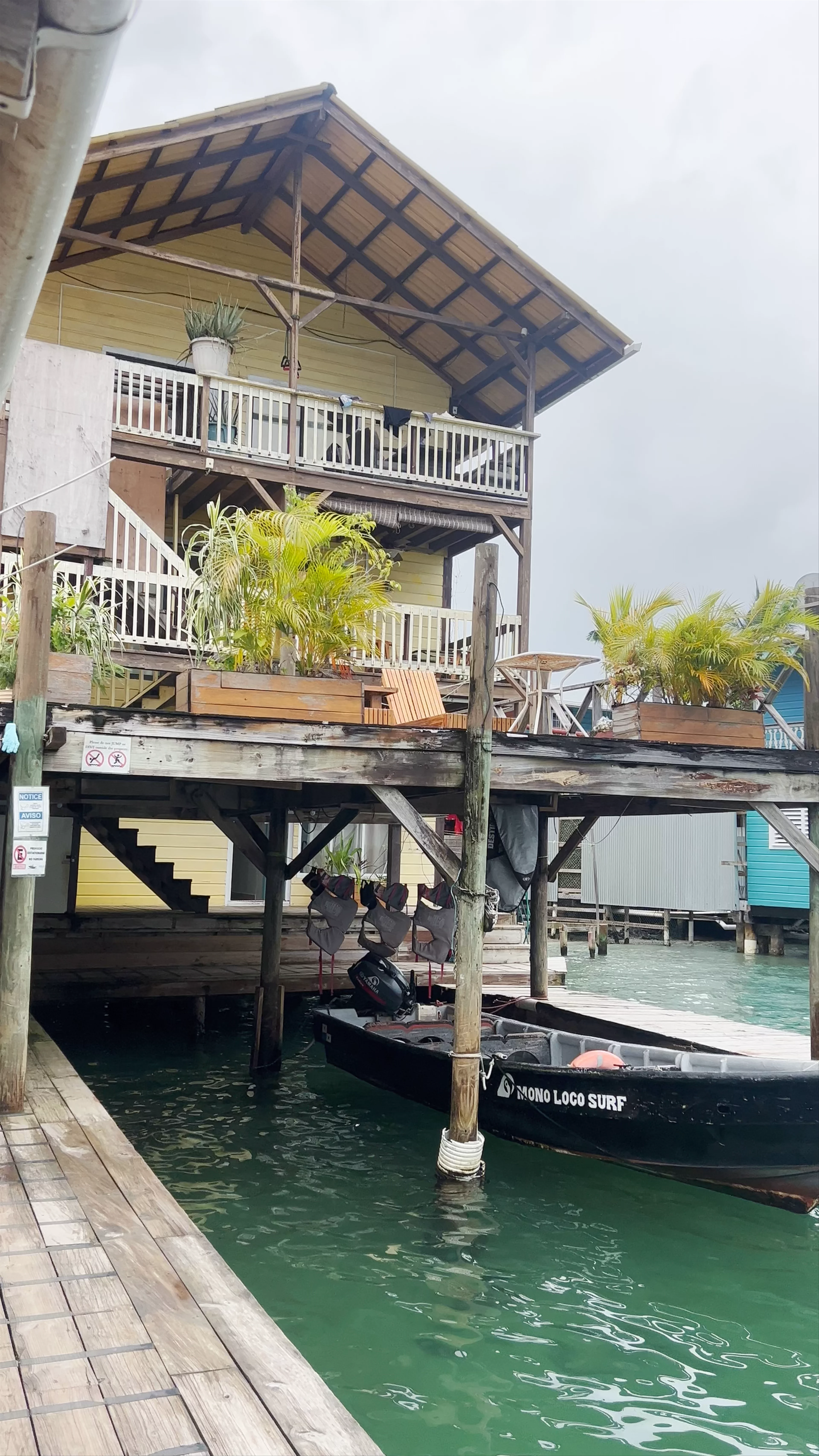 Aqua Lounge