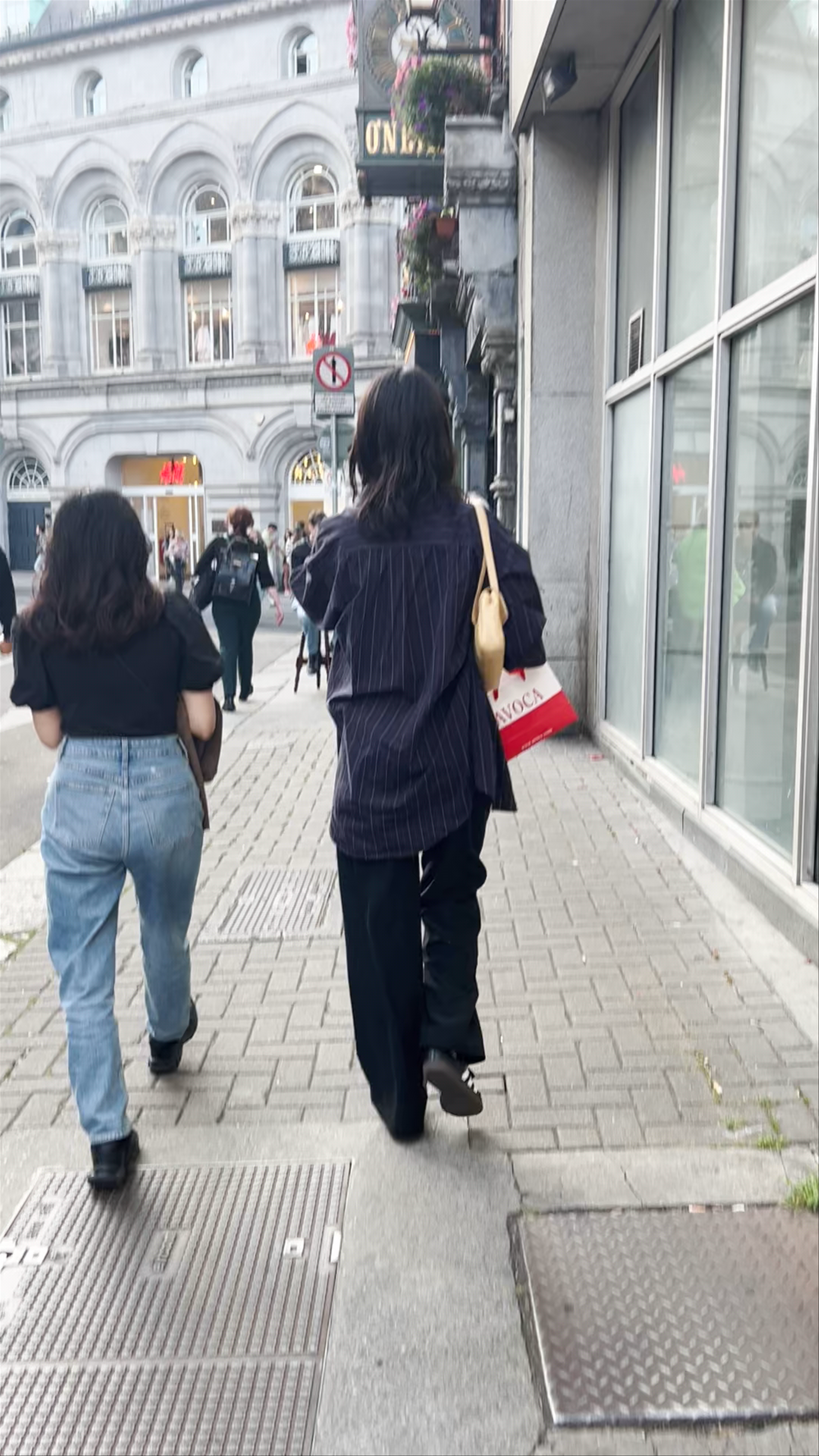 Evening Stroll Past O'Neills Pub & Kitchen, Dublin 2