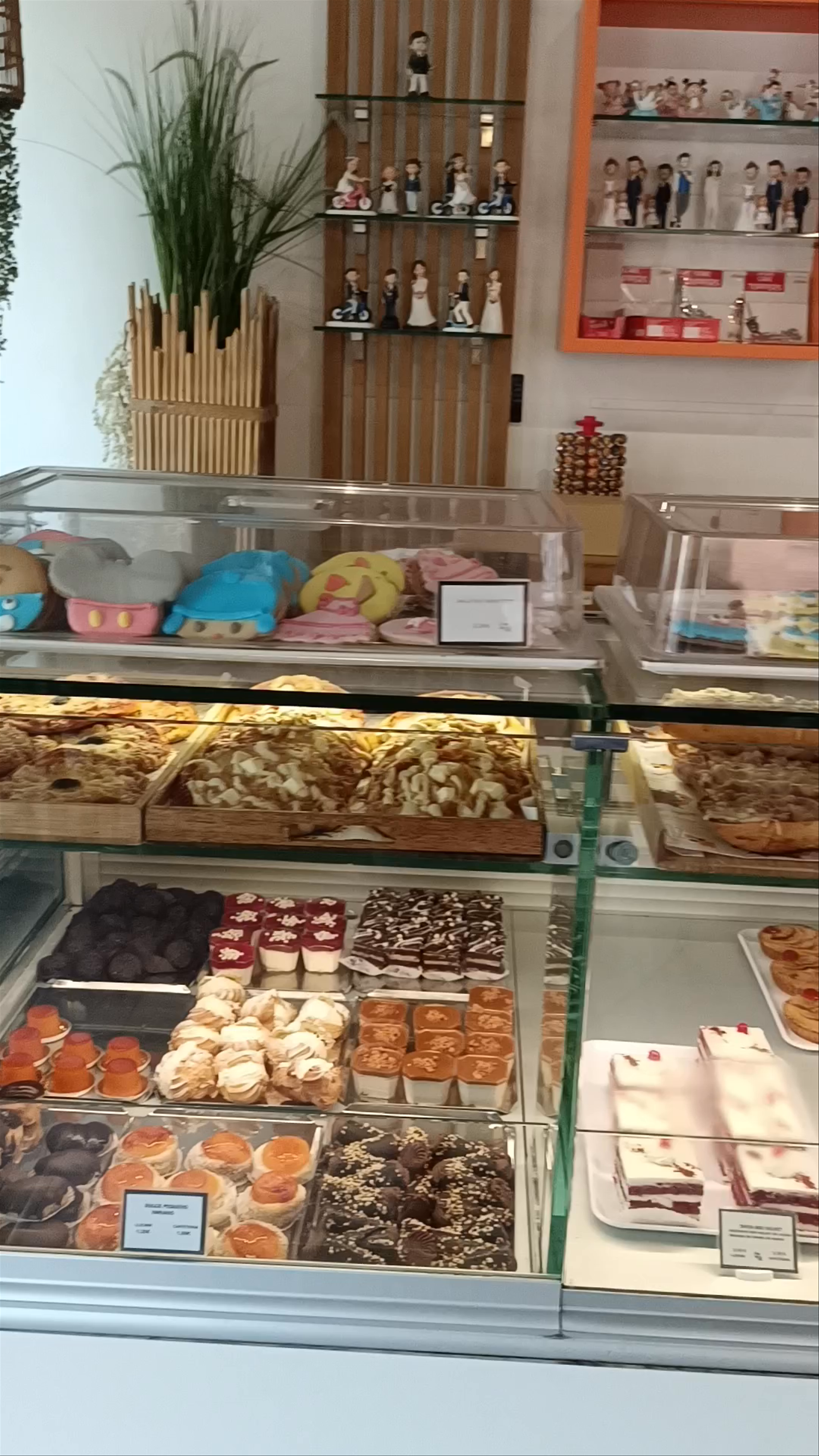 Confitería La Cruz: A Sweet Tradition in Murcia, Spain