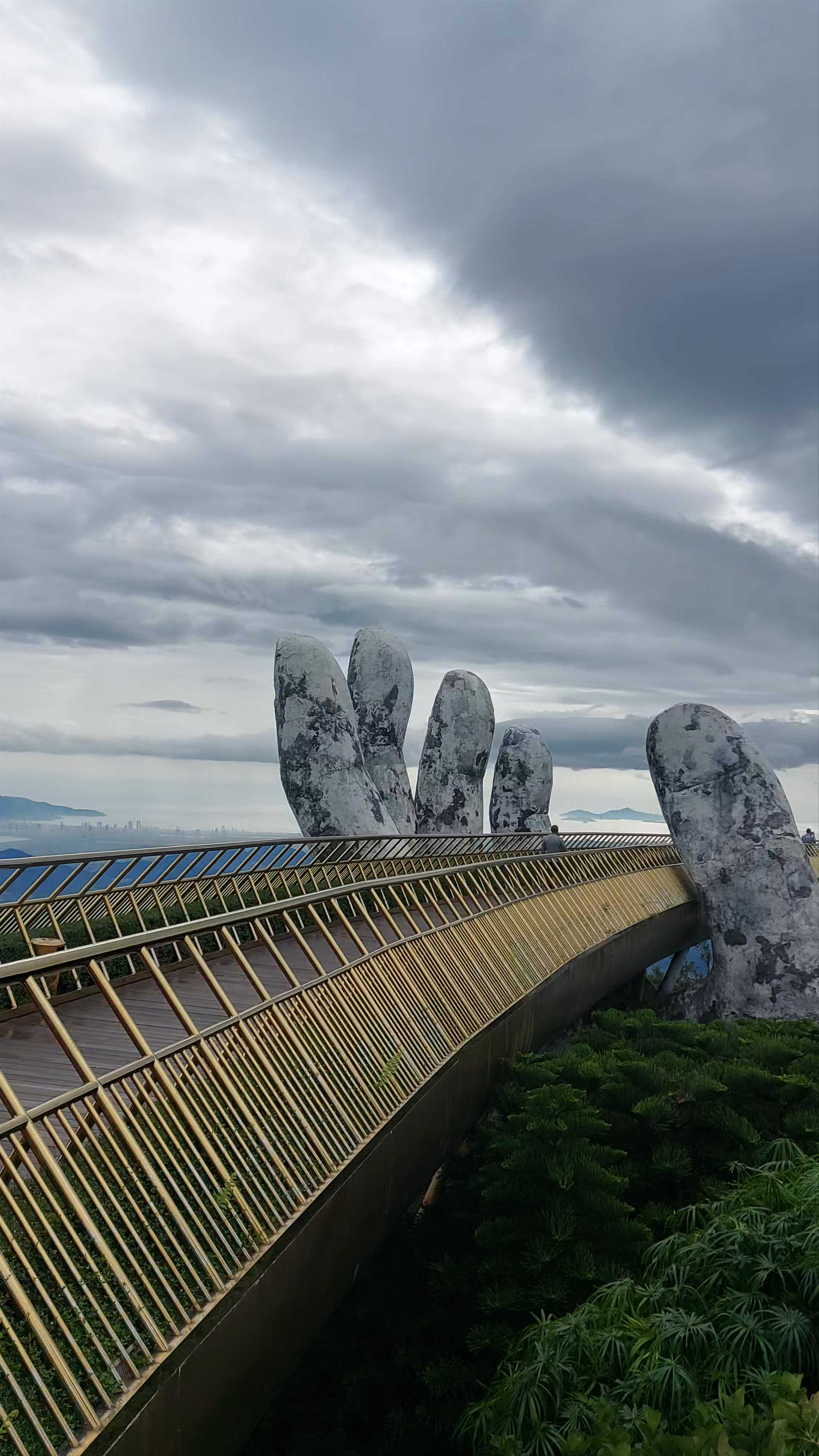 Golden Bridge: Stunning Hand Sculpture Bridge in Da Nang, Vietnam