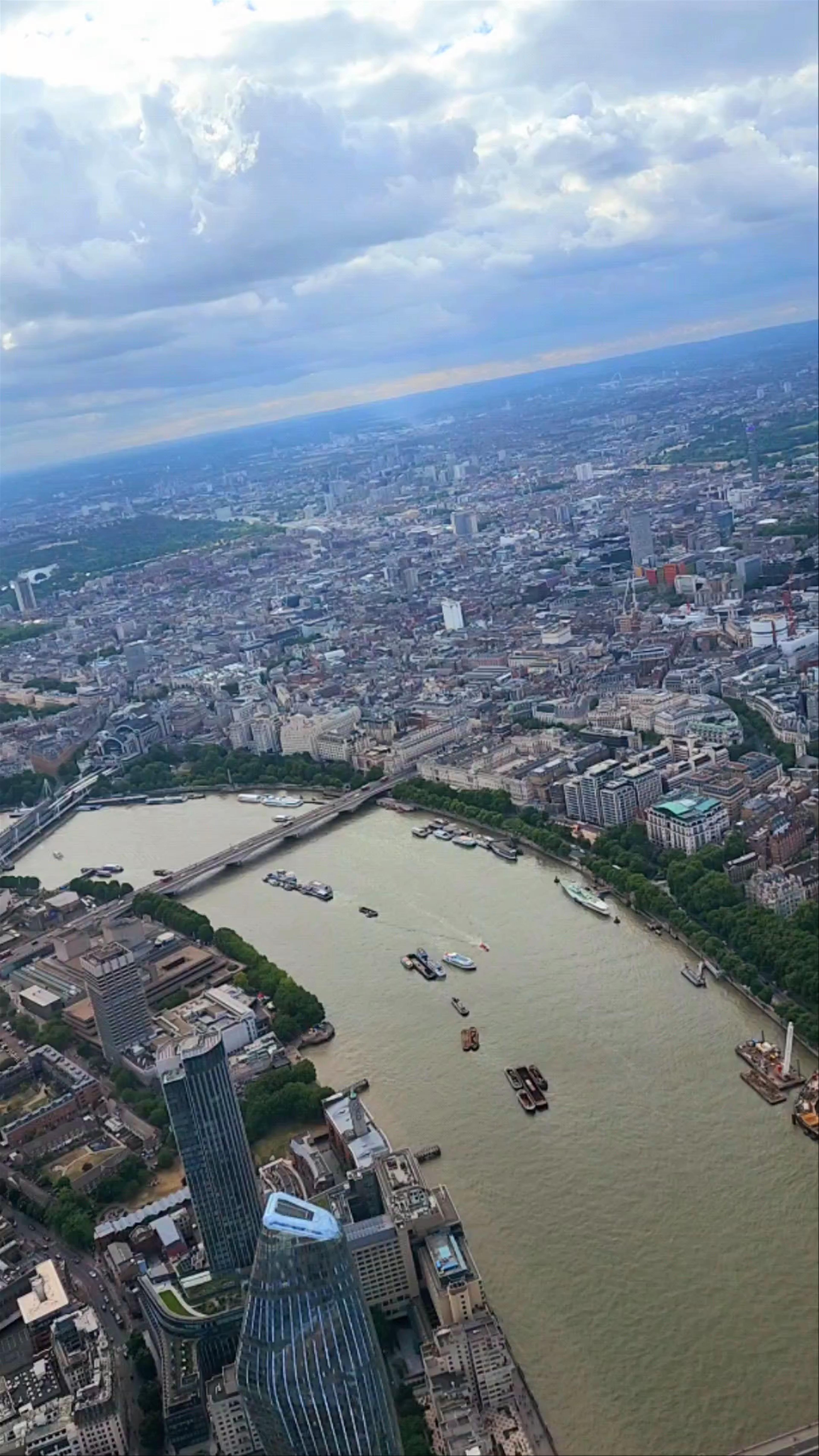 Aerial Helicopter Tour Over London’s Iconic Thames and Cityscape