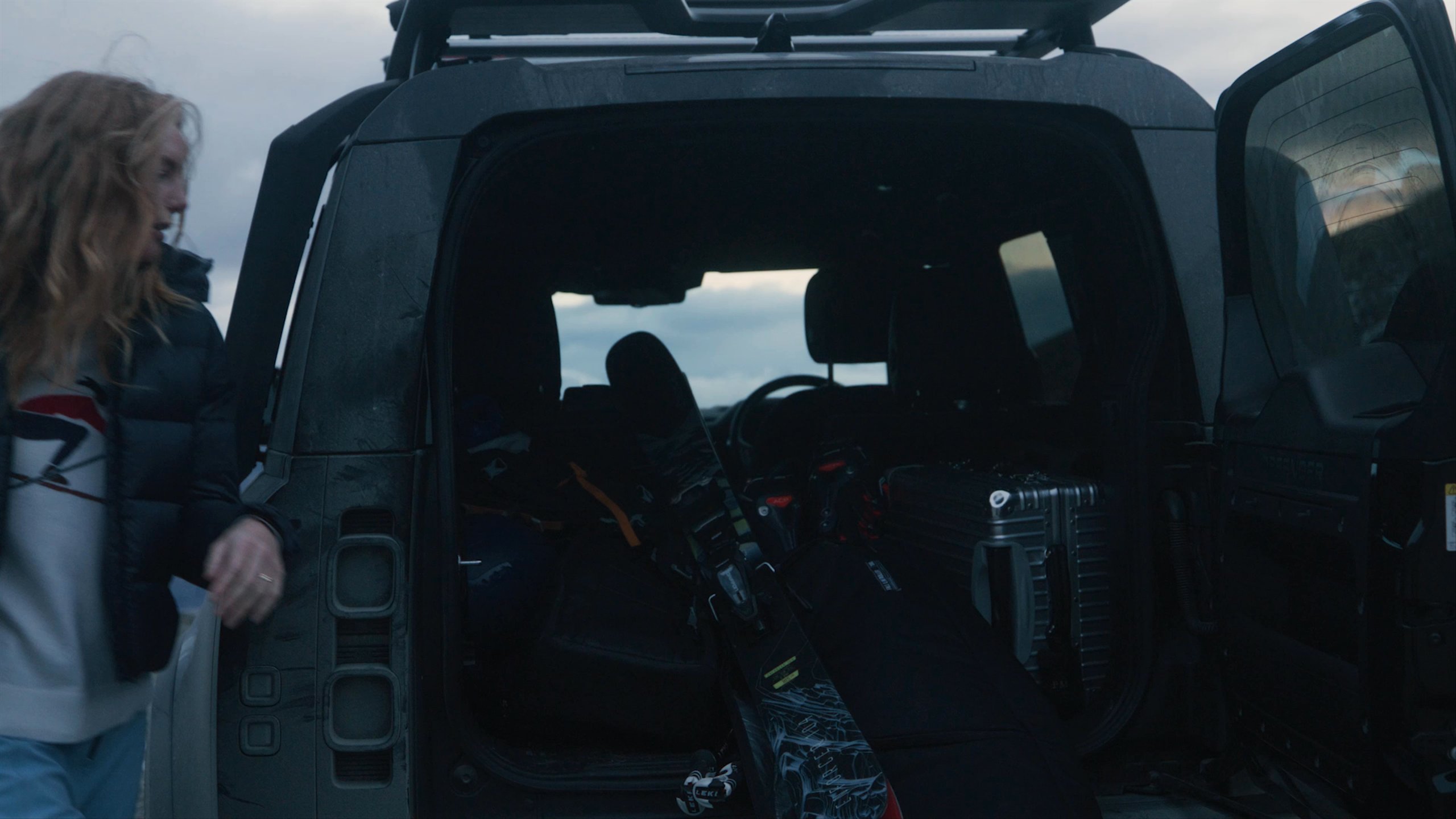 Video of man lifting duffle bags onto roof of Defender truck