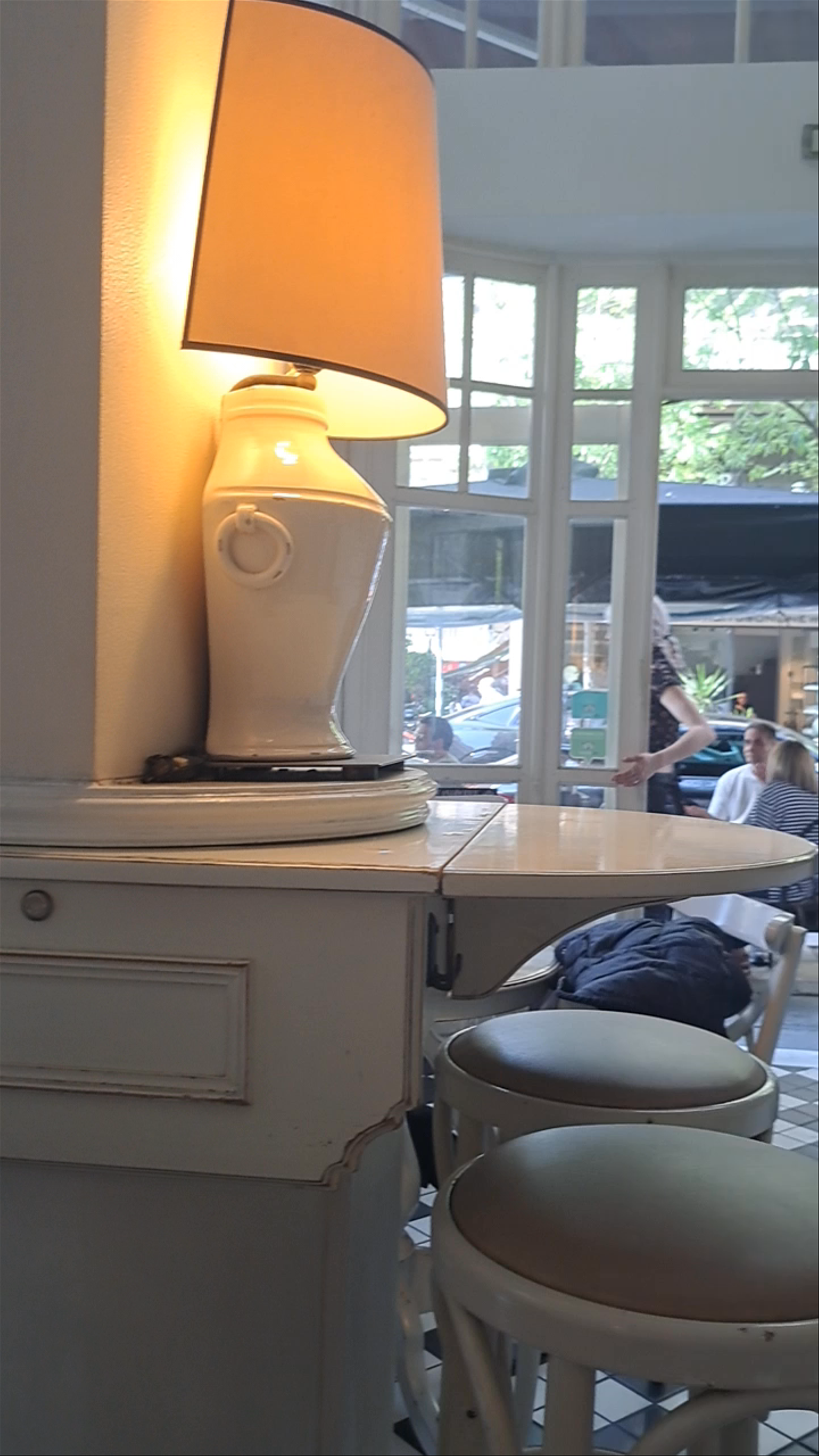 Mon Frère: Cozy Classic Cafe Charm in Thessaloniki