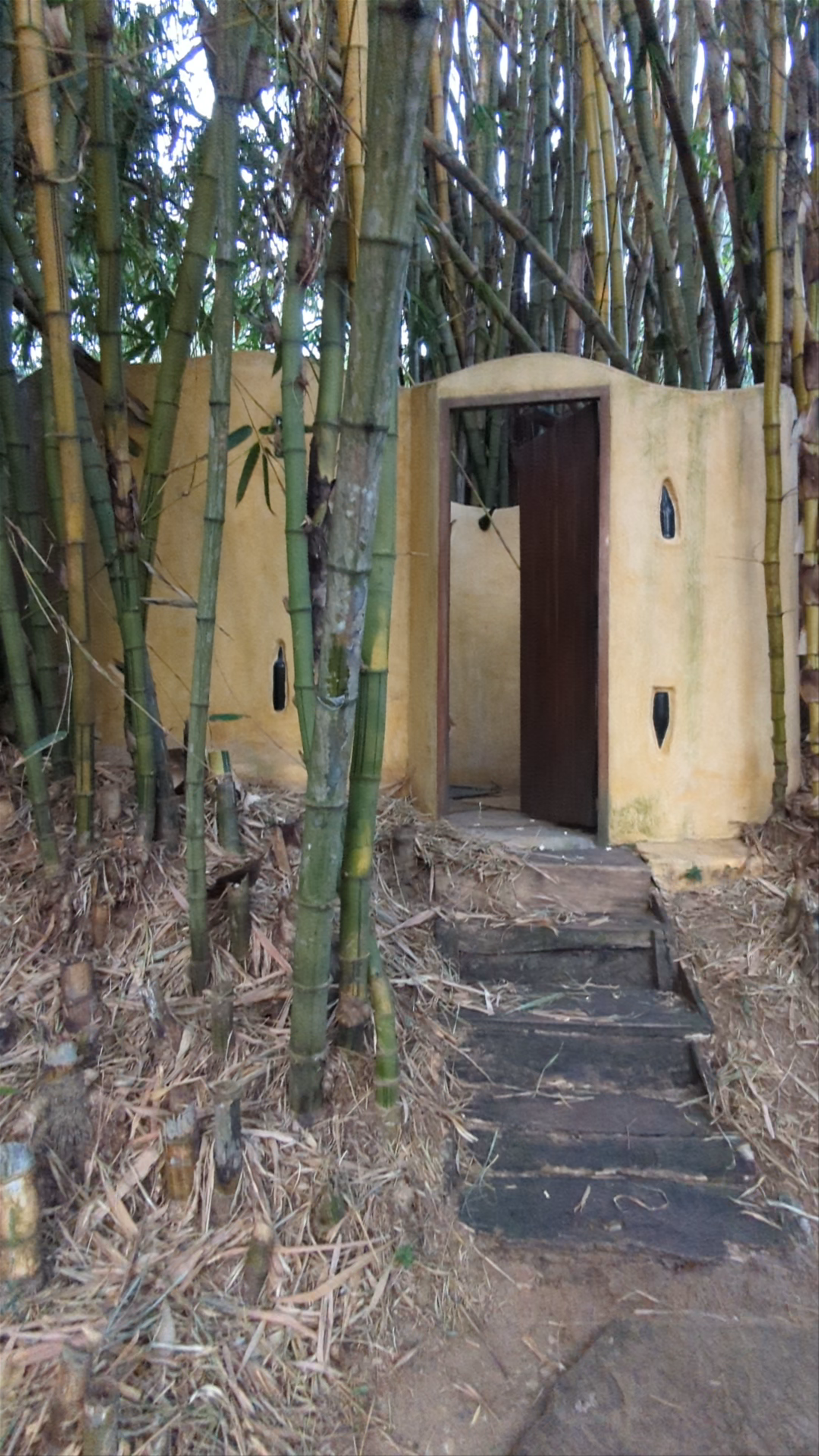 Distant Relatives Ecolodge & Backpackers